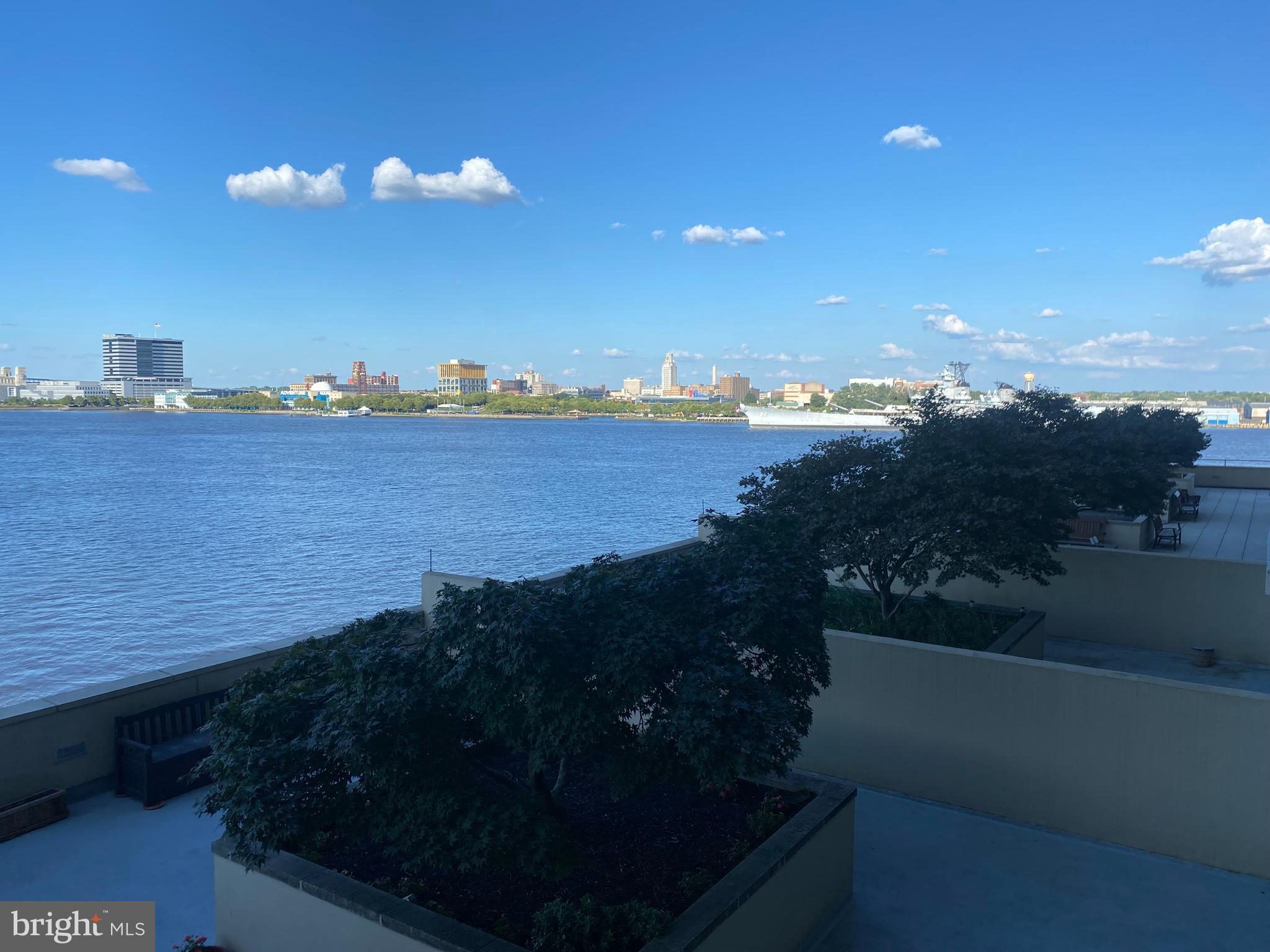 QUEEN VILLAGE - Residential