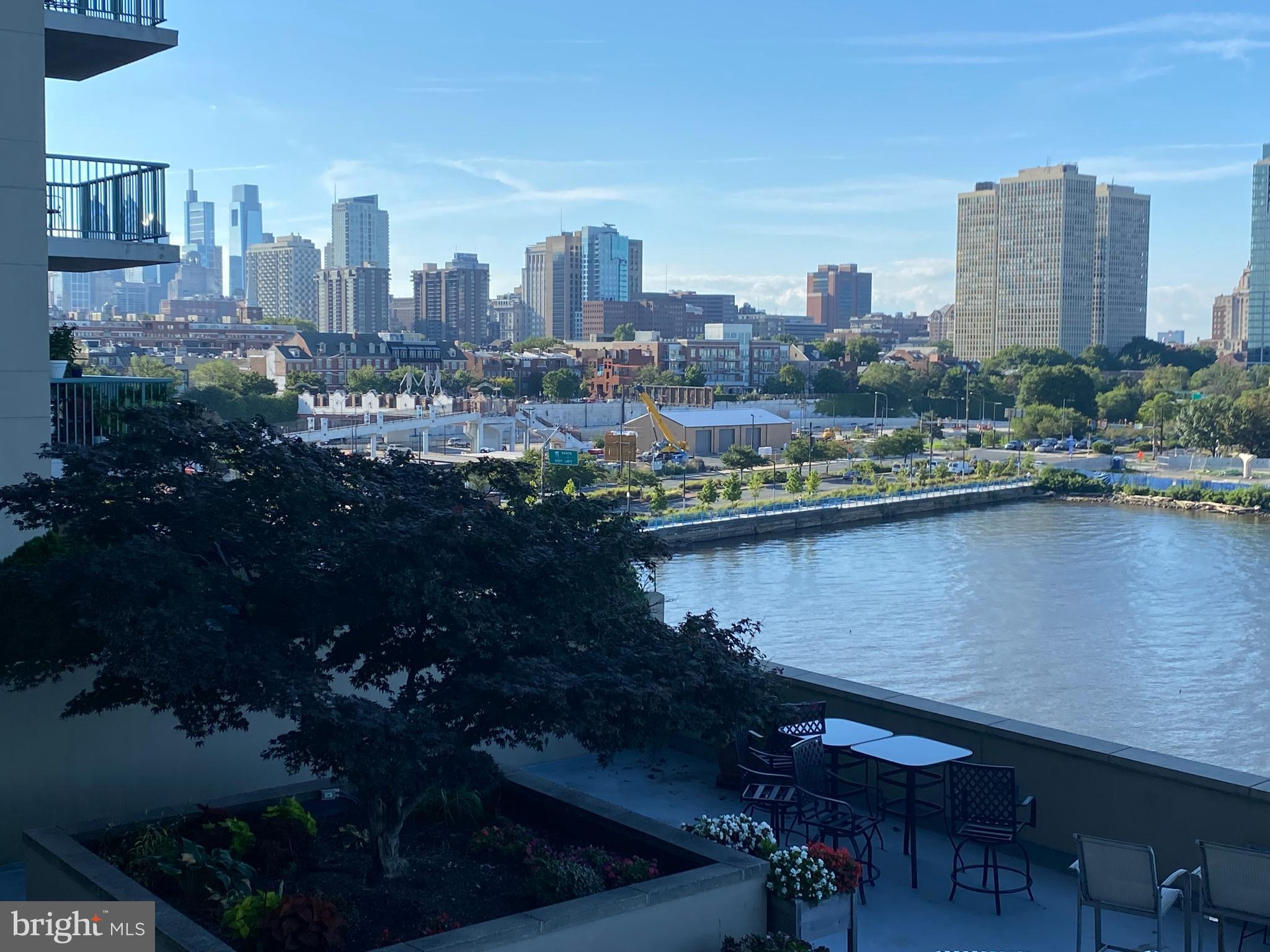 QUEEN VILLAGE - Residential