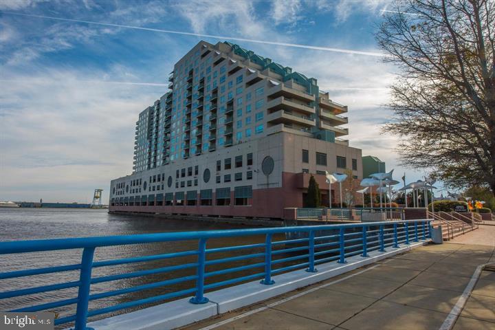 QUEEN VILLAGE - Residential