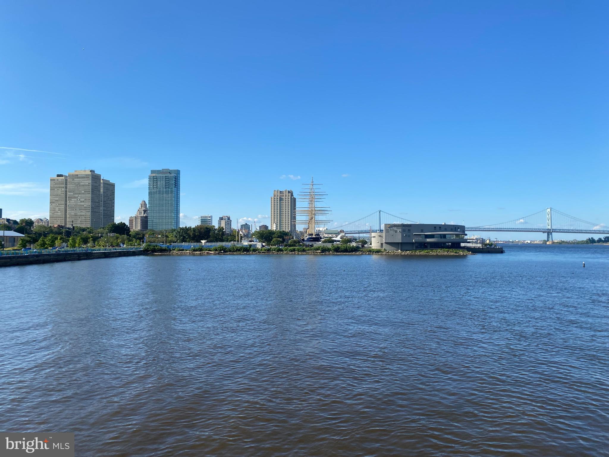 QUEEN VILLAGE - Residential