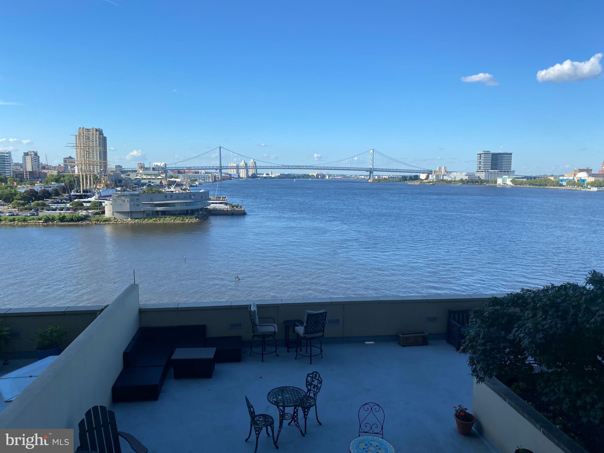 QUEEN VILLAGE - Residential