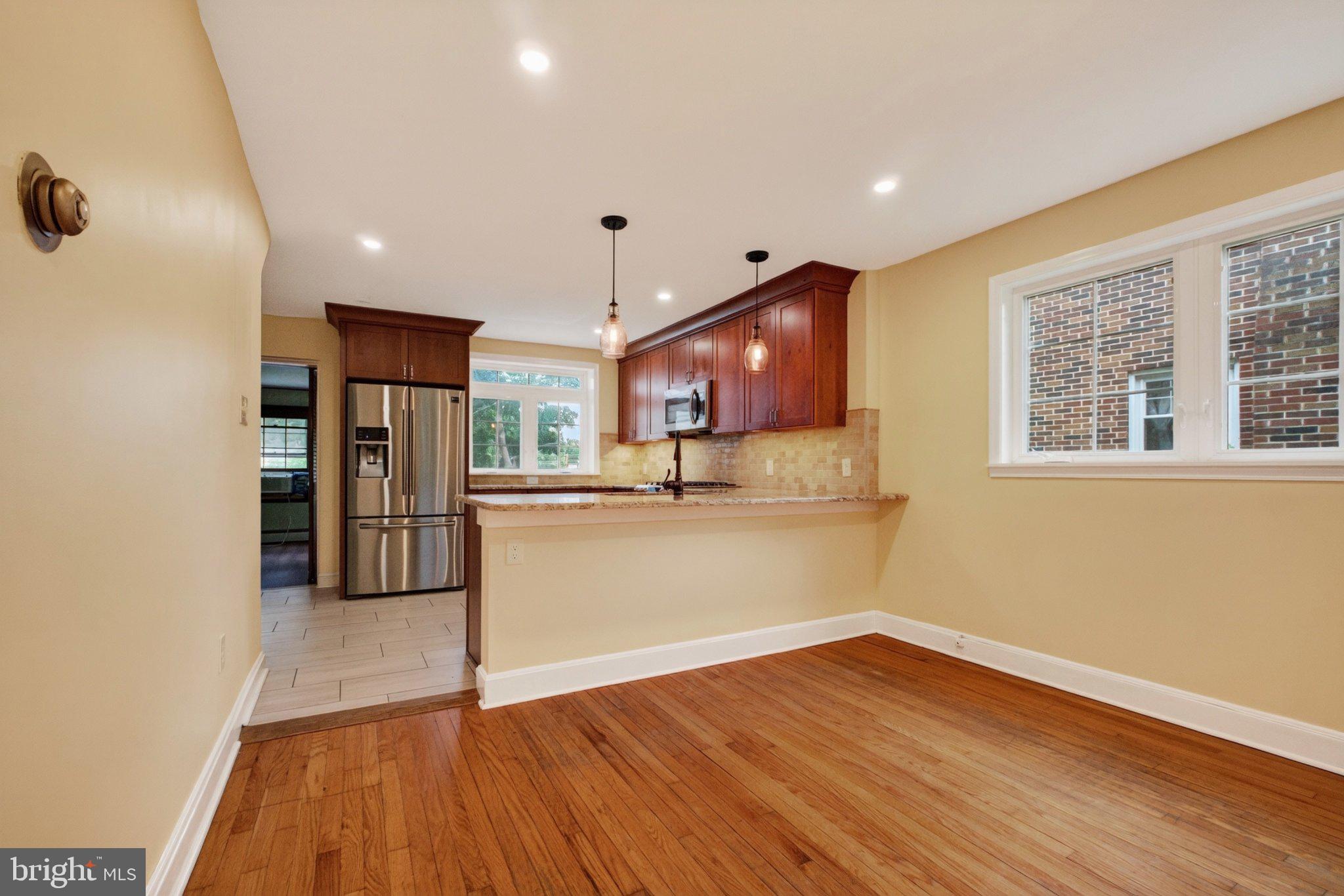 1045 WOODLAND WAY