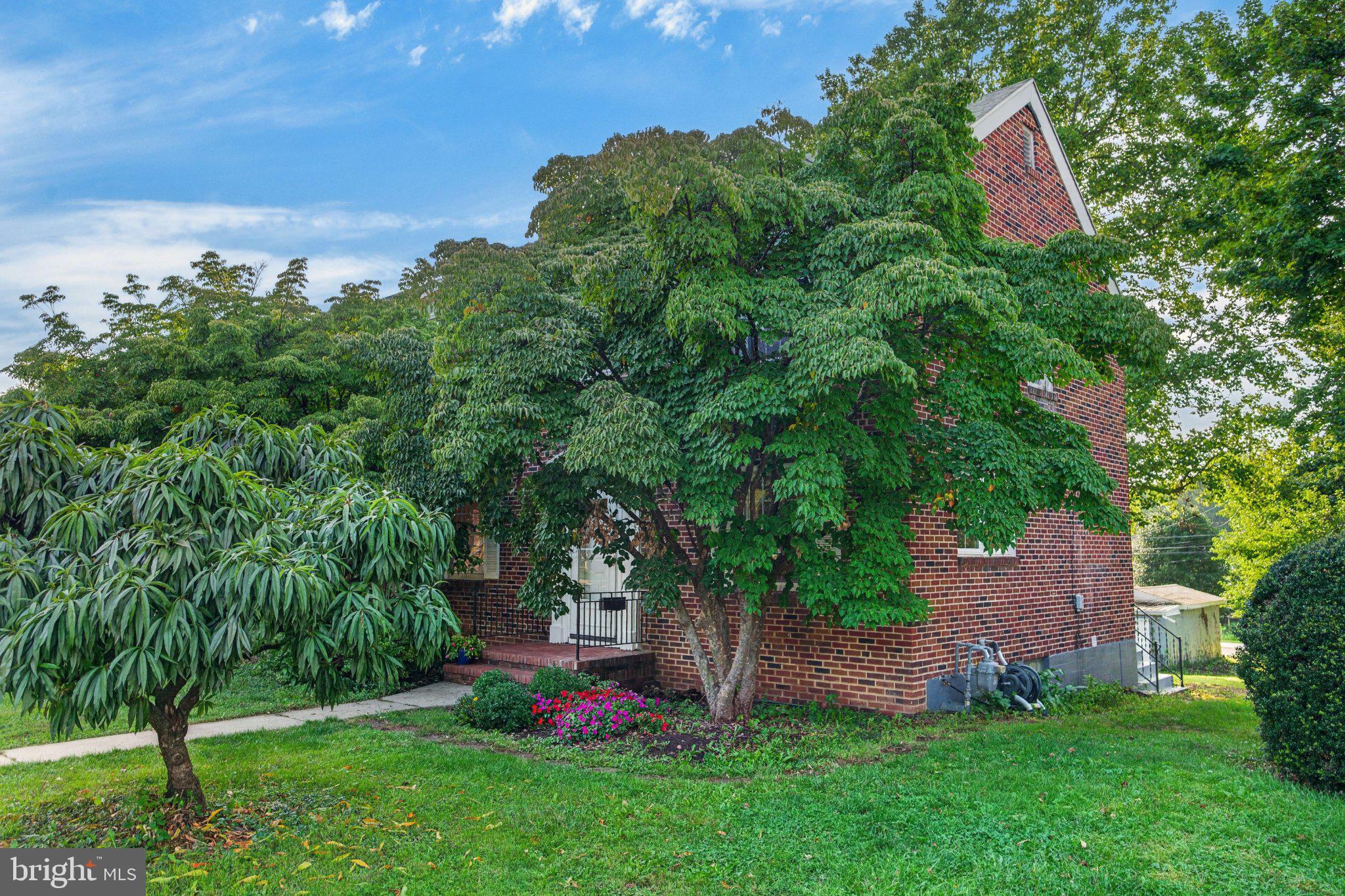 1045 WOODLAND WAY