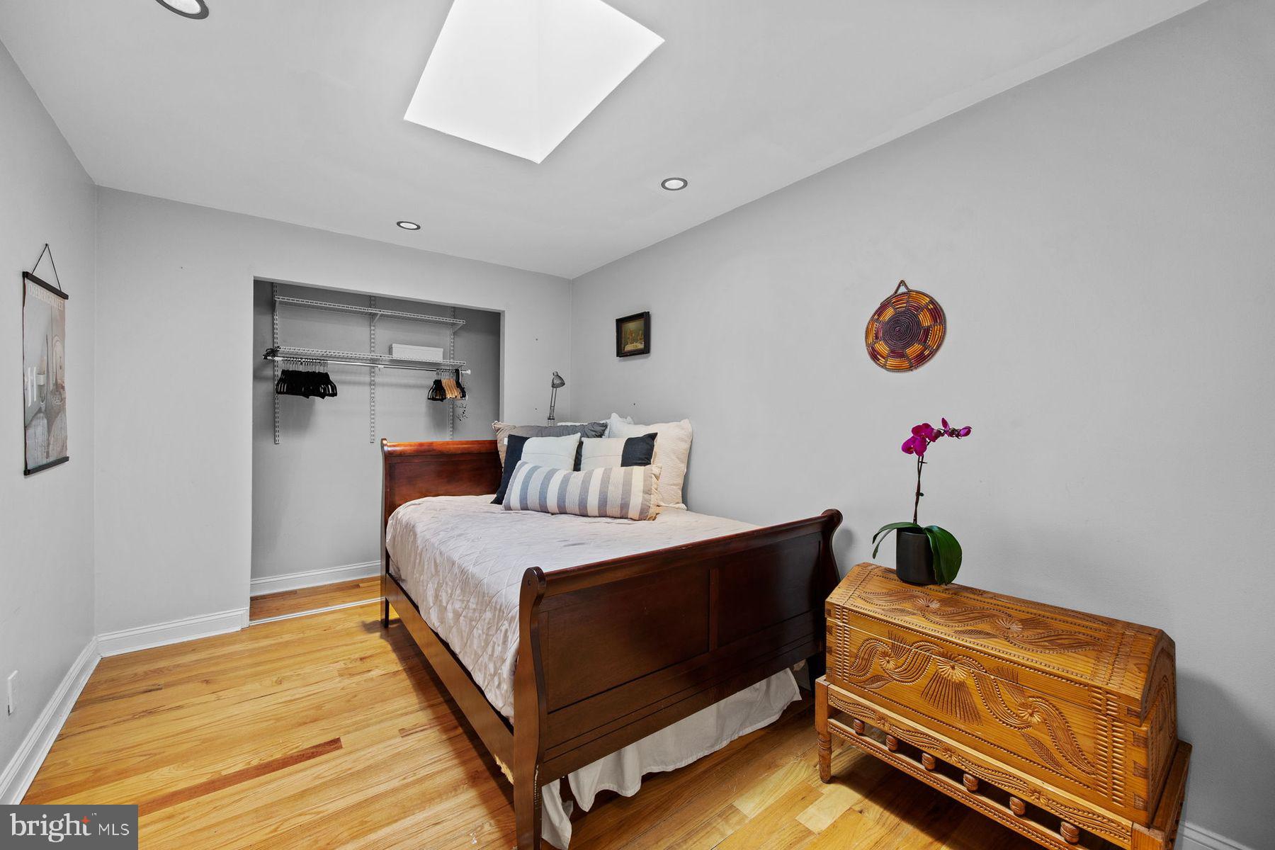 QUEEN VILLAGE - Residential