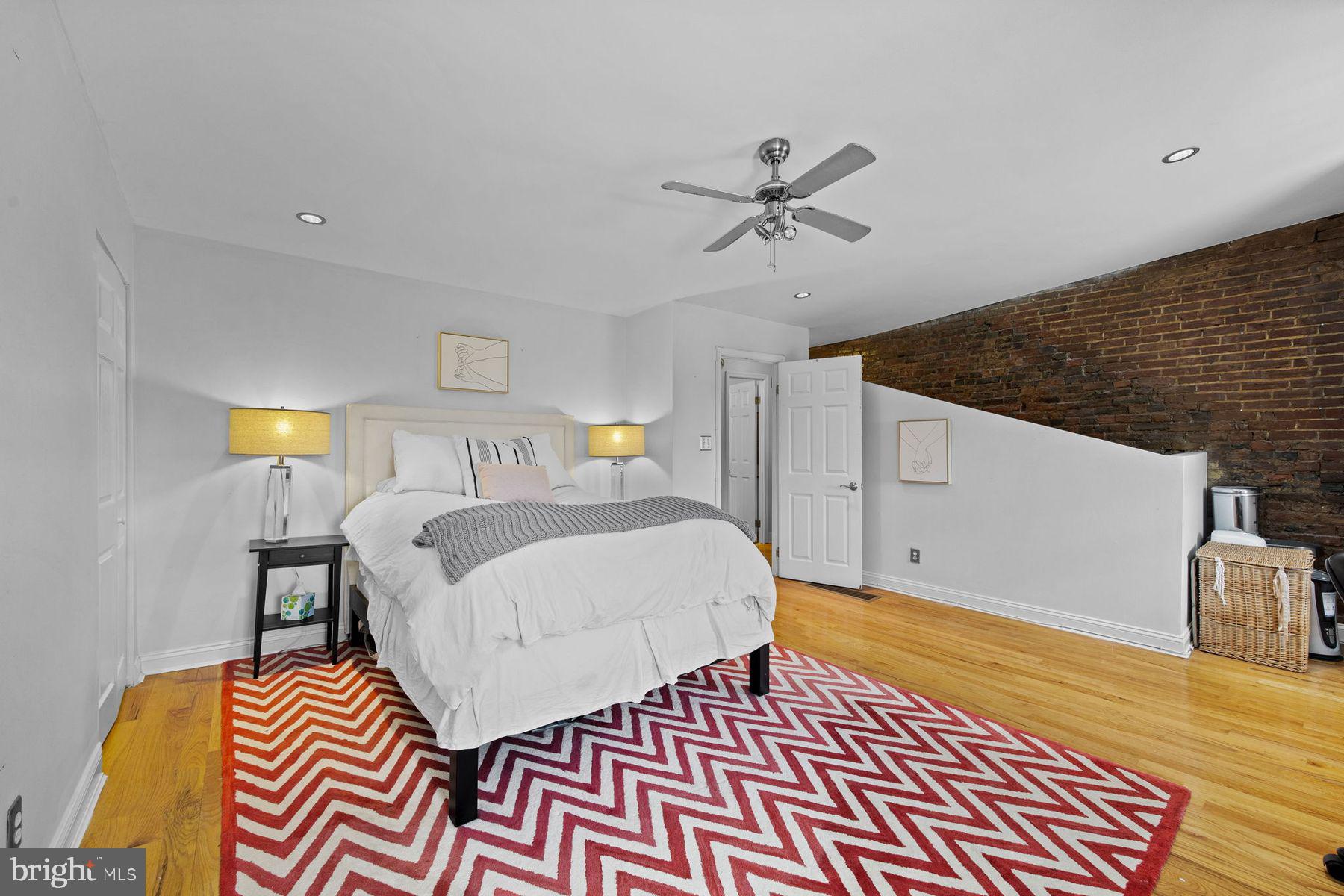 QUEEN VILLAGE - Residential