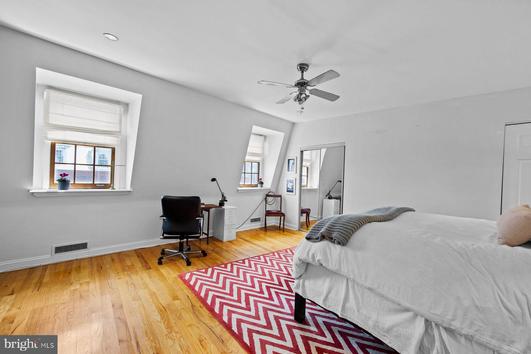 QUEEN VILLAGE - Residential