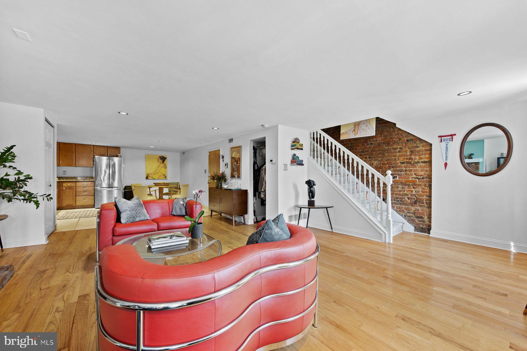 QUEEN VILLAGE - Residential