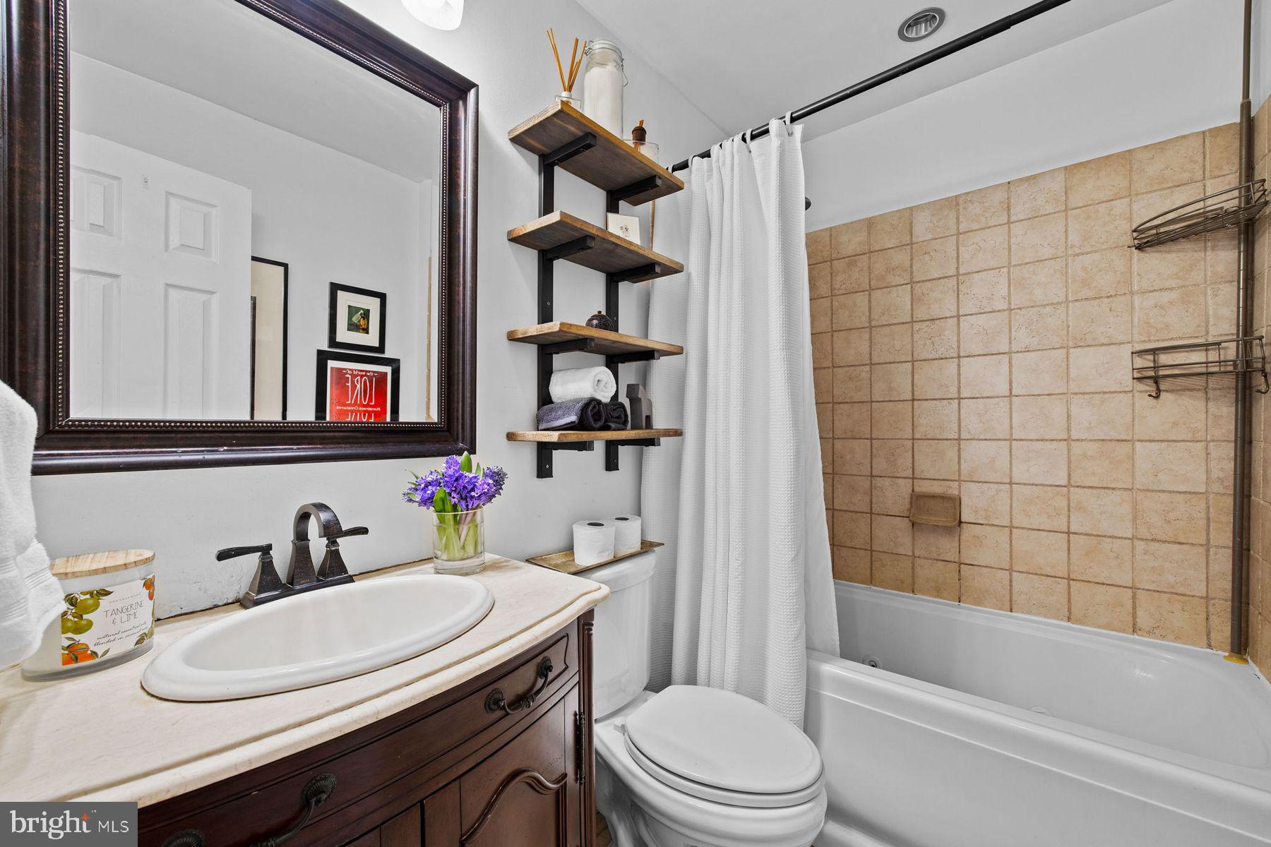 QUEEN VILLAGE - Residential