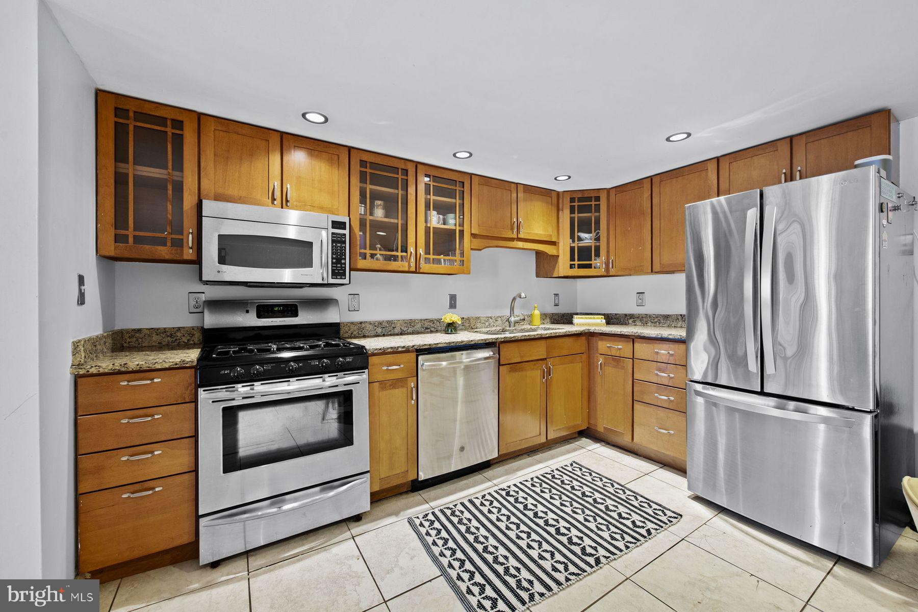 QUEEN VILLAGE - Residential