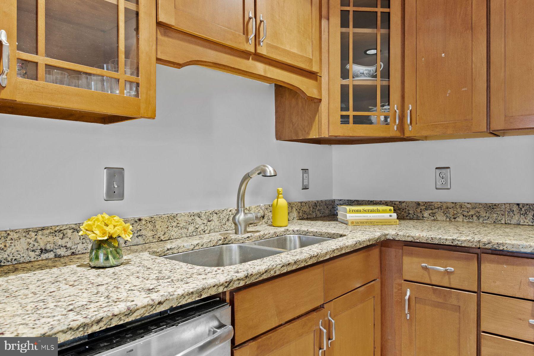 QUEEN VILLAGE - Residential