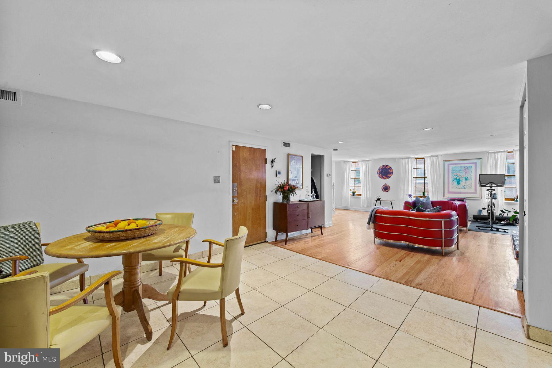 QUEEN VILLAGE - Residential