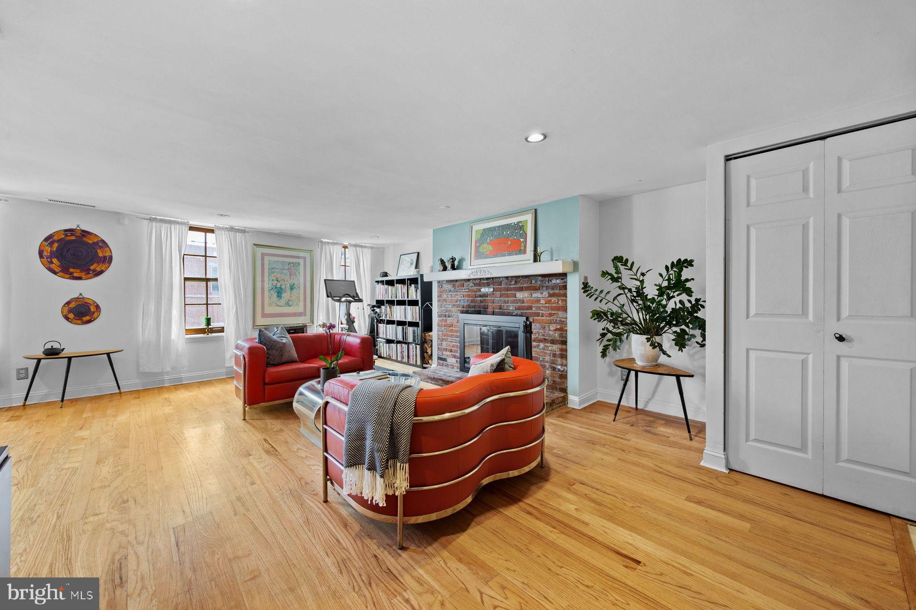 QUEEN VILLAGE - Residential