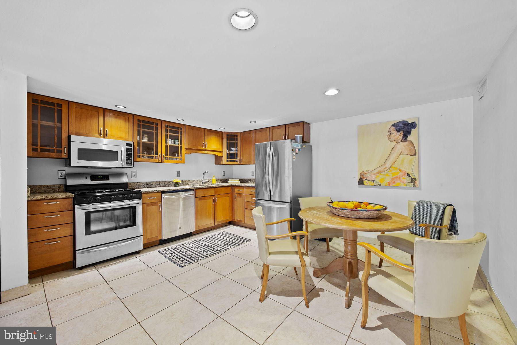 QUEEN VILLAGE - Residential