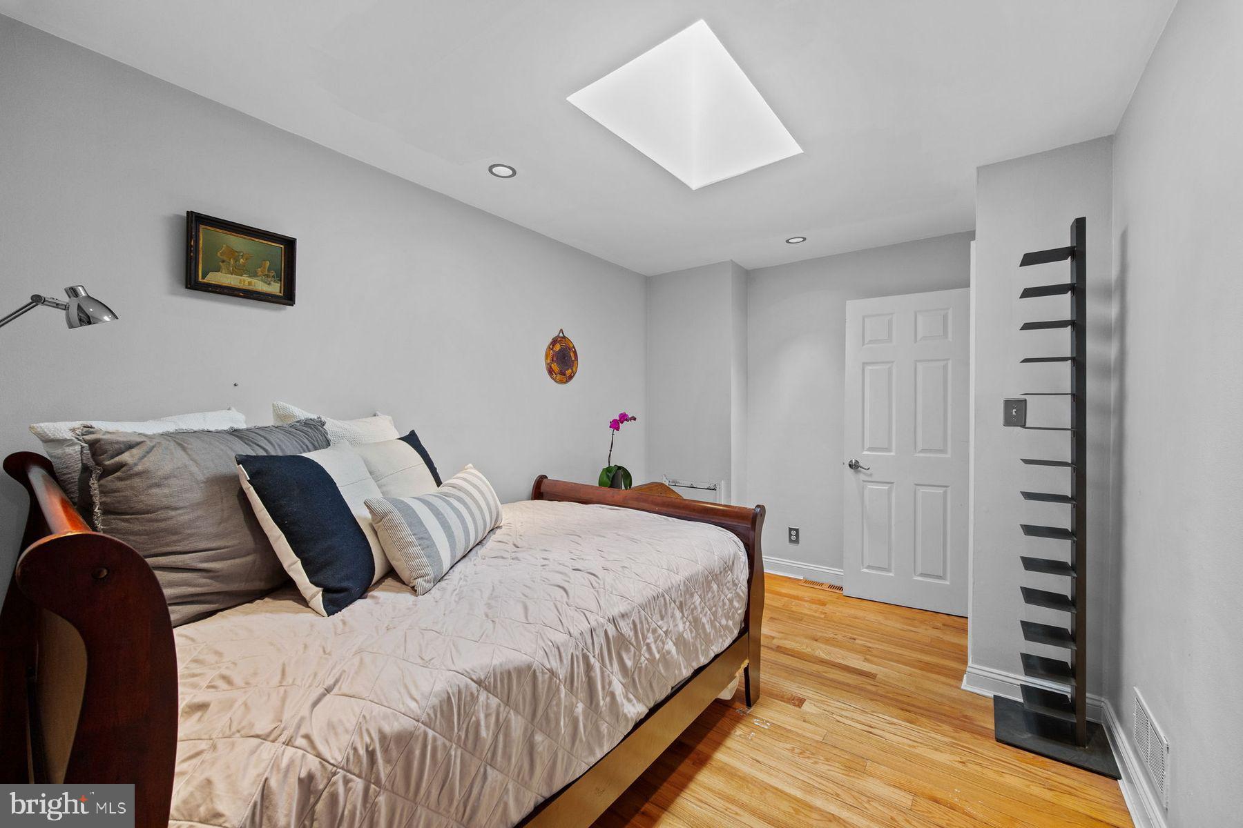 QUEEN VILLAGE - Residential