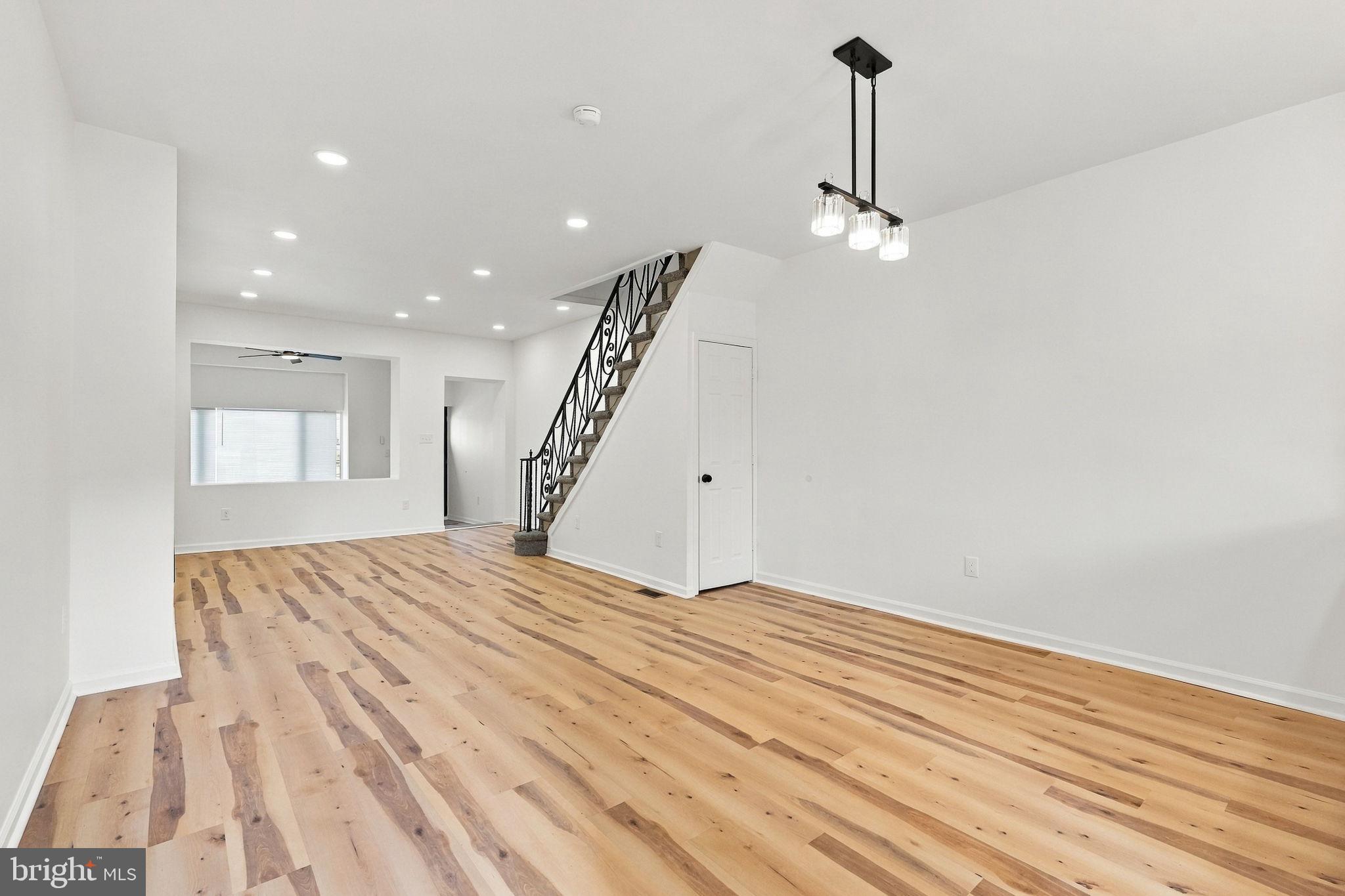 906 W ROCKLAND STREET