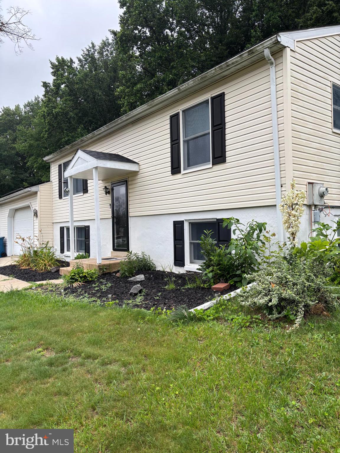 MAKE OFFER IF THIS IS THE AREA YOU LIKE. AVAILABLE IMMEDIATELY. This home has SOLAR the total payment to Delmarva from July 2024 to May 2025 was $ 212.73. The payment to the Solar Company for the purchase of the system is $ 77.55 a month for a total electric for one year was $ 1143.33. Copies of actual bills on request. Total square feet 1554. Enjoy the Spring in your own back yard, lounge on the deck and watch nature around you. Birds in the trees and squirrel scamping around. Firepit area for the family to enjoy or sit under the gazbo. Room for a garden or sports area for all to play. Rainy days can be enjoyed in the kitchen making your favorite yummy desserts.
Kitchen open to living room so you can glaze at the tv while baking. Lower level is currently a Master bedroom and 4th bedroom. Large bath. with twin wash bowls. Large untility area with washer and dryer connection. Two car garage and off street parking. Close to I 95, Route 40 and easy drive to Philadelphia and Baltimore and easy drive to the ocean beaches. Owners are in the process of moving and doing some repairs. Solar can be transferred seller pays $ 80.00 per month. Electric bills are very low. HOUSE IS AVAILABLE IMMEDIATELY.