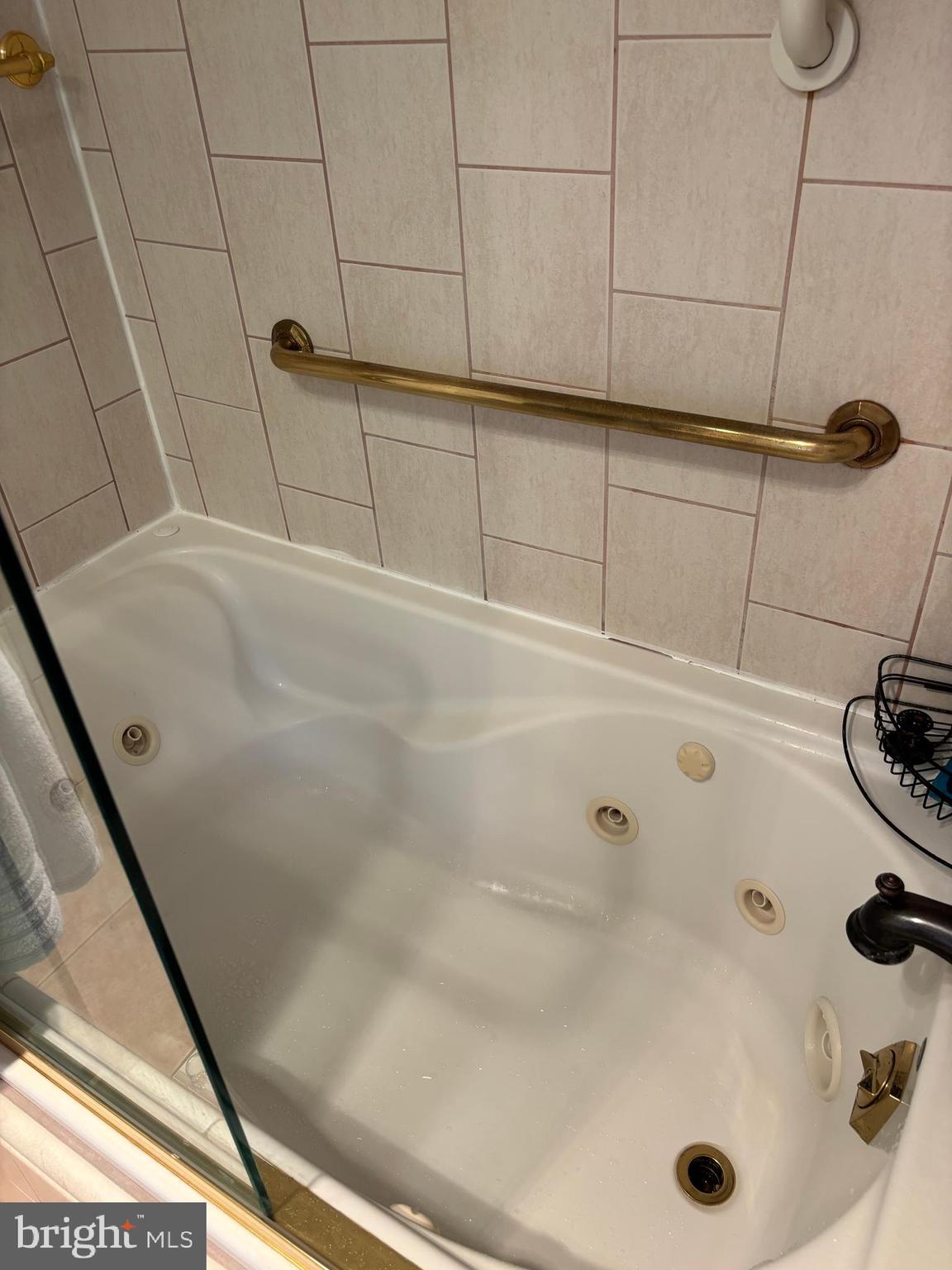 FOREST HILLS COMMONS - Residential Lease