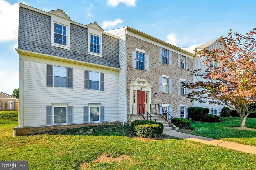 Penthouse condo in prime Frederick Location! Updated kitchen with beautiful white cabinets and granite counter tops. Updated bathroom with beautiful tile.  Don’t miss this one.