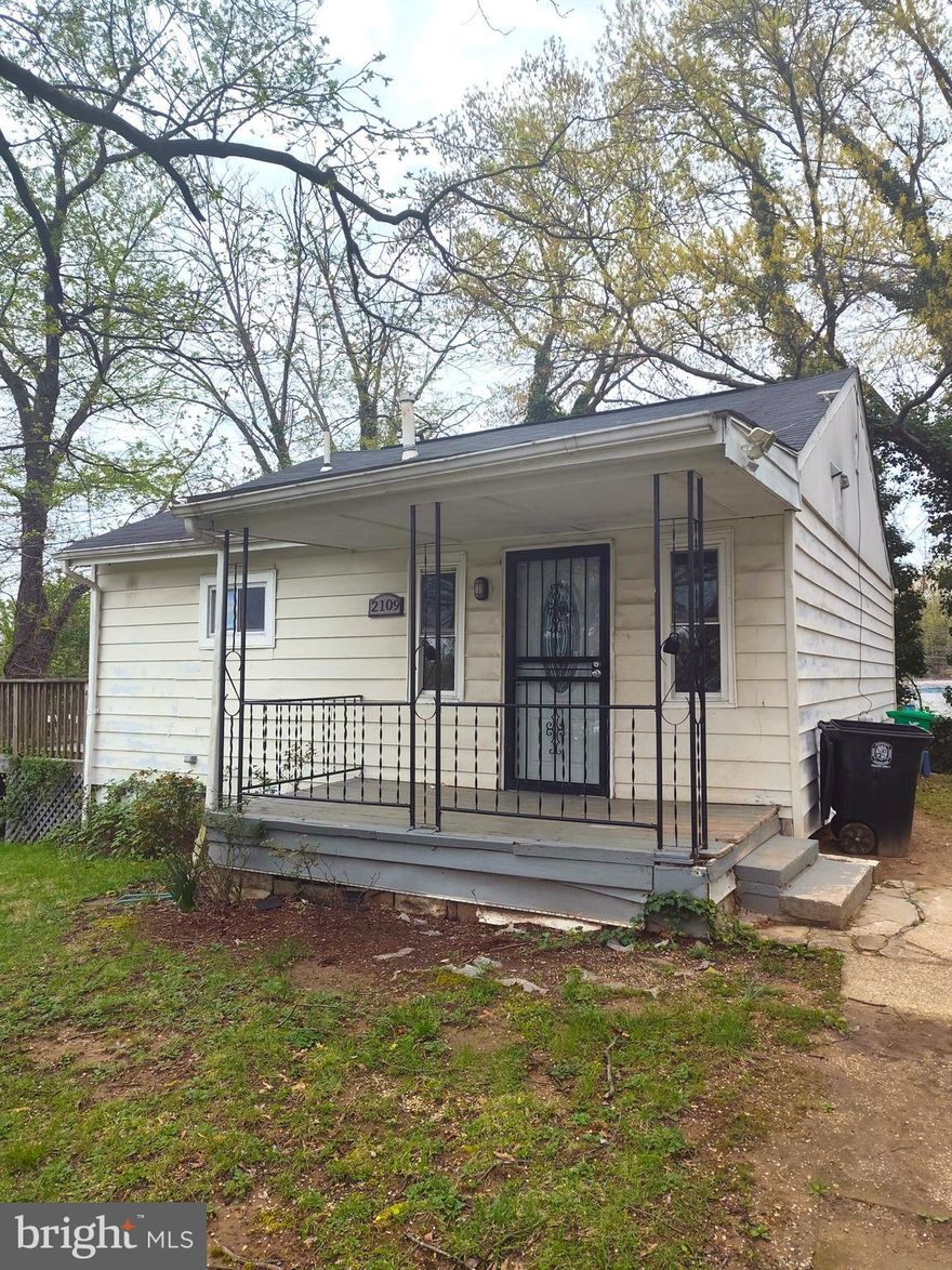 Spacious 2-bedroom, 1-bath single-family home featuring laminate, tile, hardwood flooring , granite countertops, and fresh paint throughout. The home includes a washer and dryer in unit, a dishwasher, and is situated on a fully fenced corner lot. Move-in ready and conveniently located near public transportation and shopping.

No pets and no smoking allowed. Section 8 welcomed.