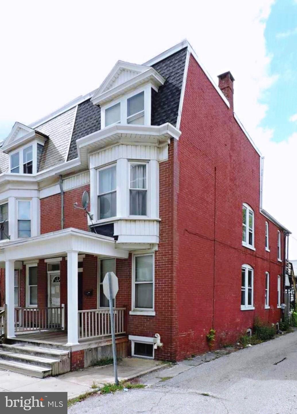 One bedroom, one bathroom 1st floor apartment.
Note: Applicant must fill out an application and be approved by Southern Management Rentals, LLC PRIOR to viewing the property. The online application can be found on our website. You can apply for this property under the property description.