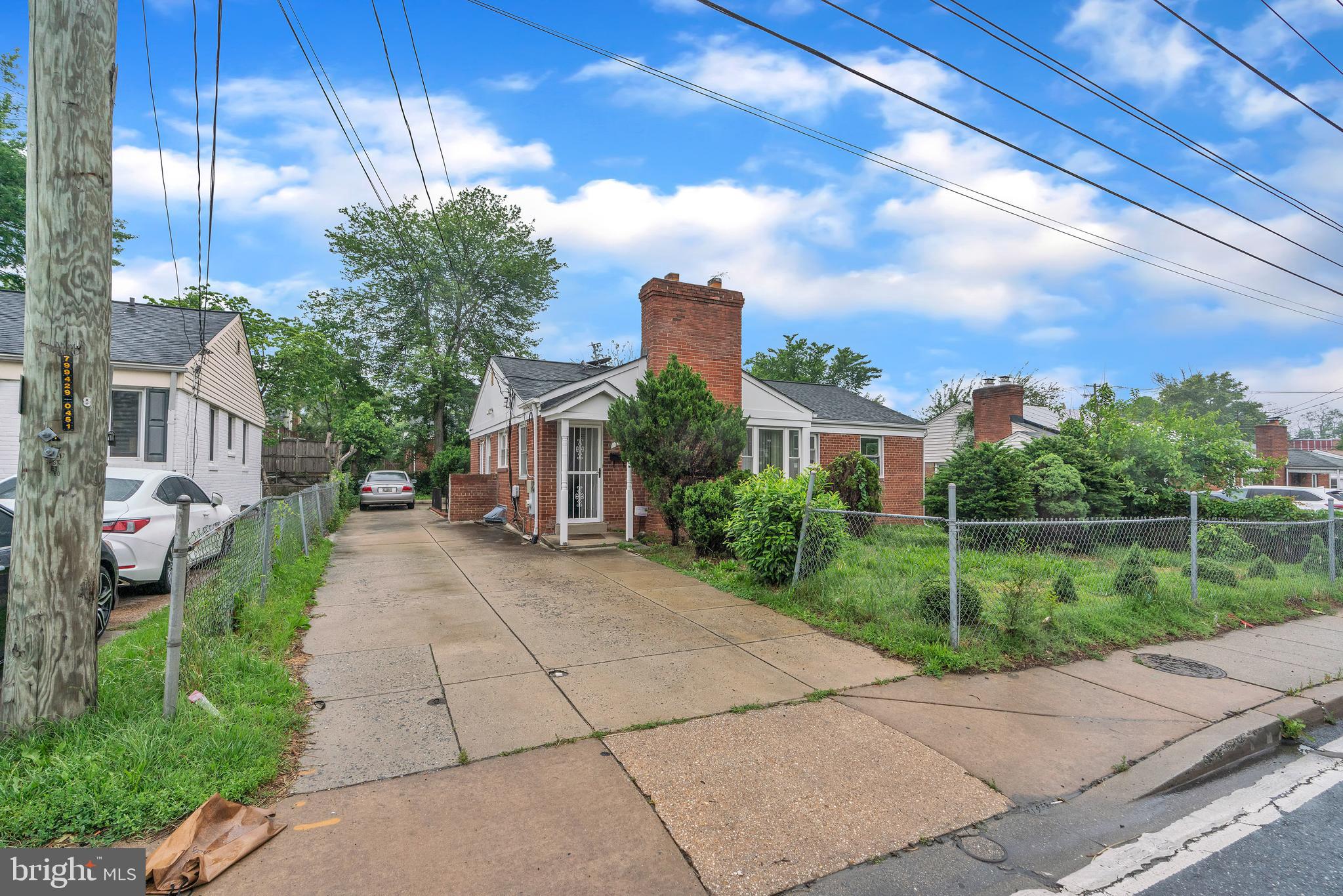224 UNIVERSITY BOULEVARD E