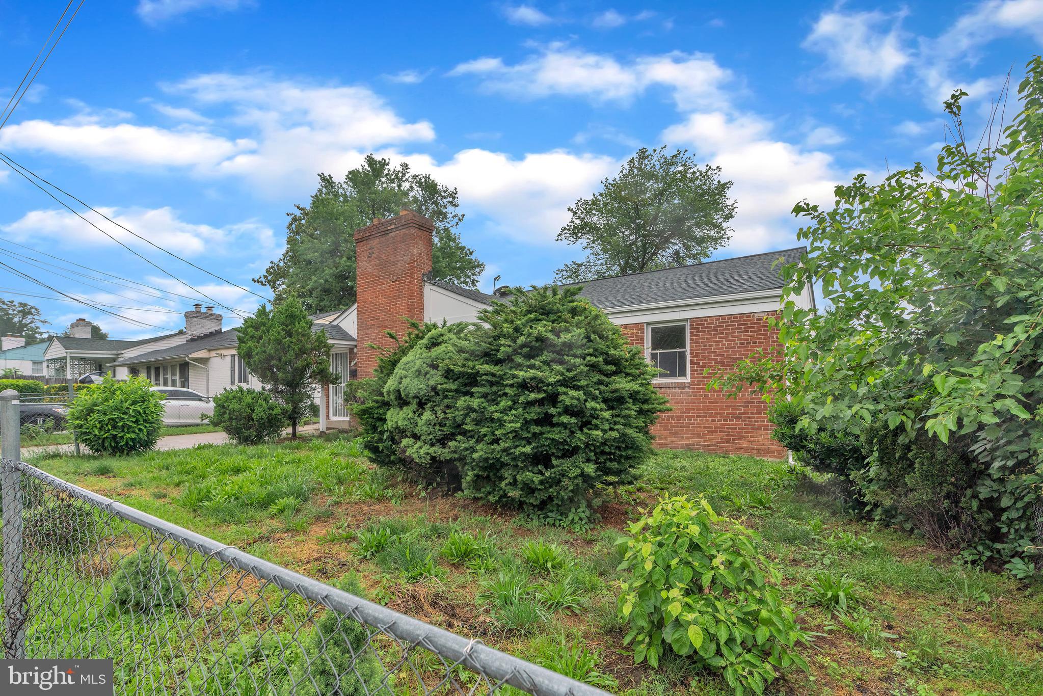 224 UNIVERSITY BOULEVARD E