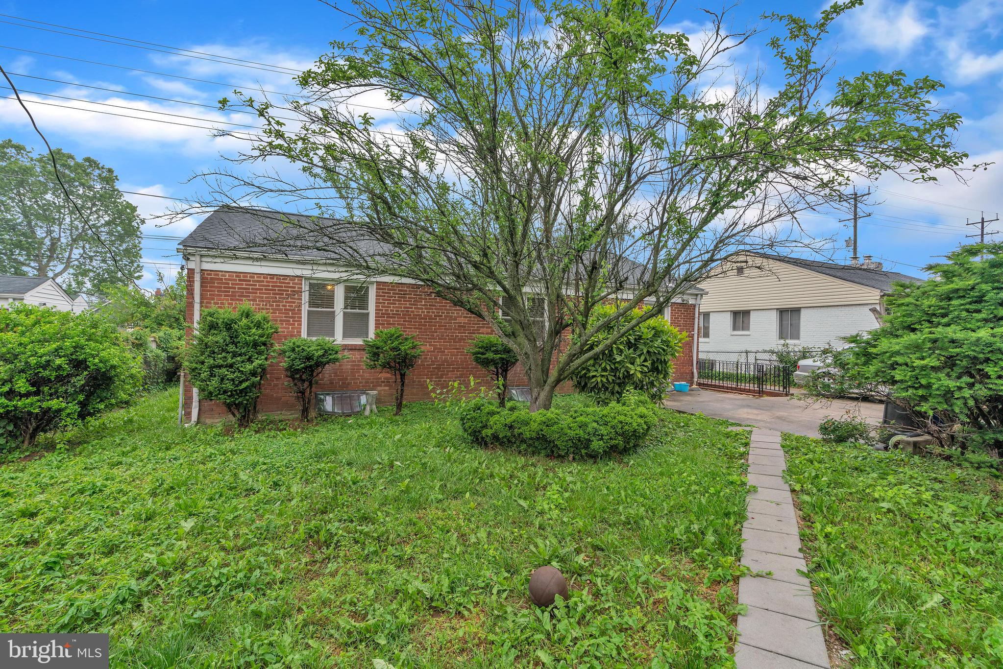 224 UNIVERSITY BOULEVARD E