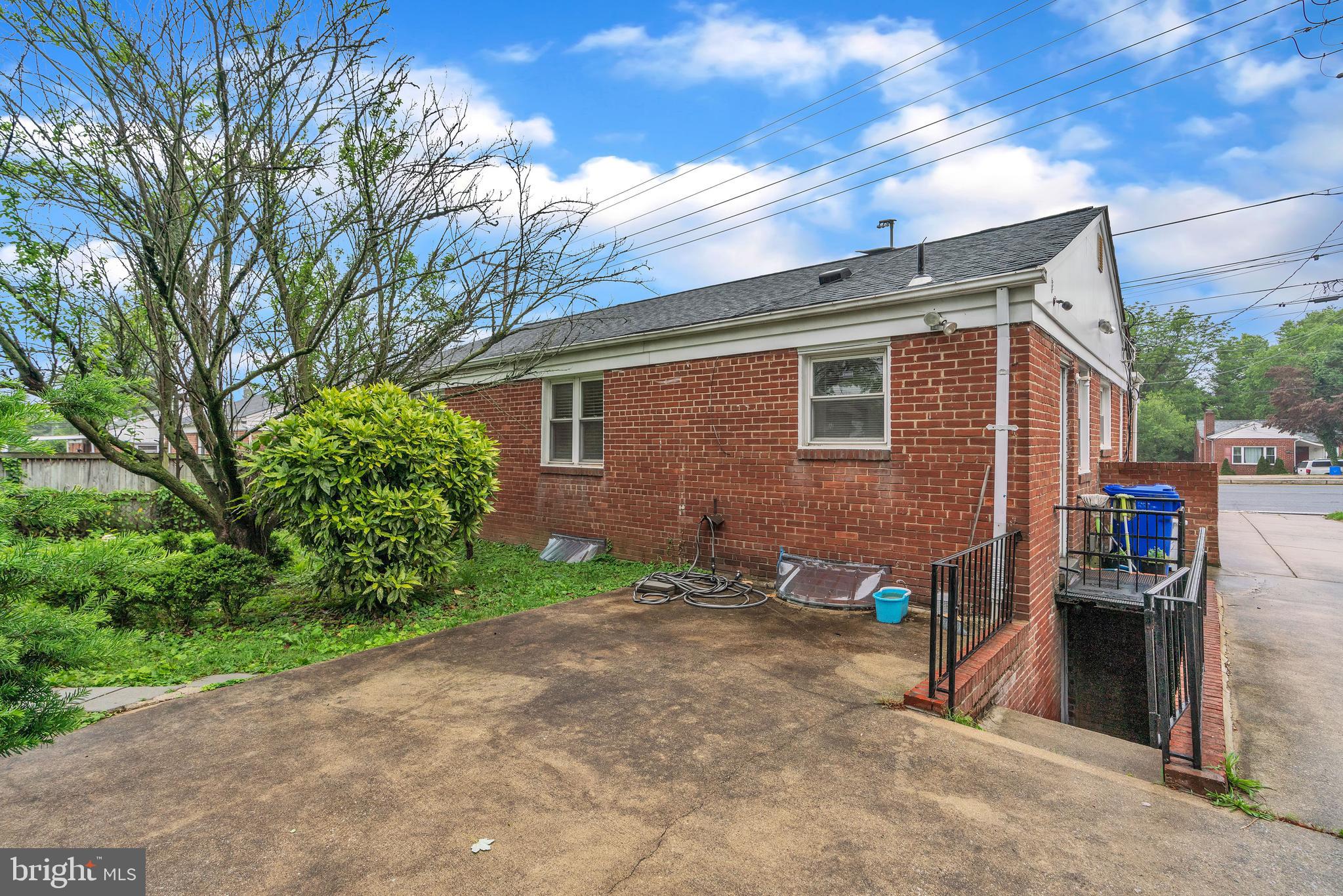 224 UNIVERSITY BOULEVARD E