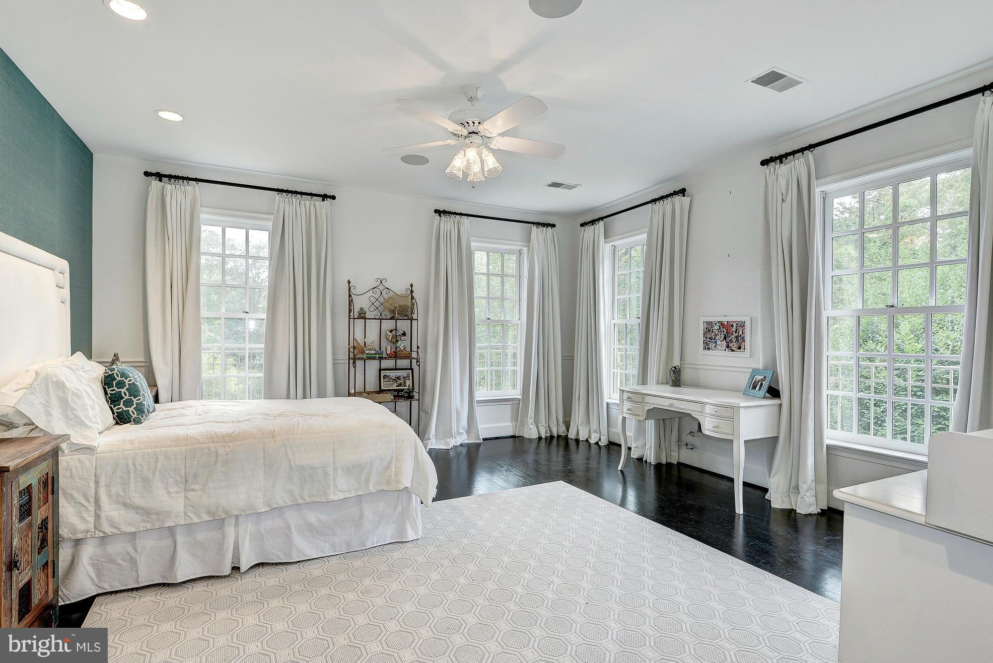 CHAIN BRIDGE - Residential