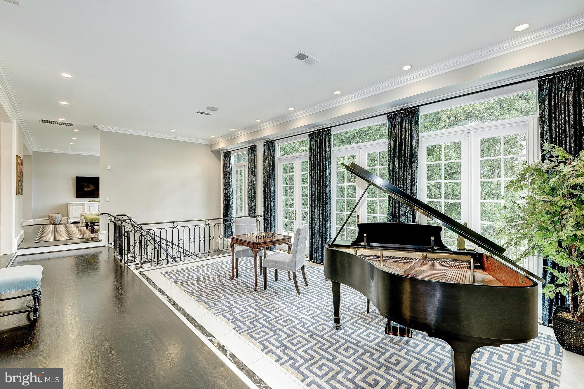 CHAIN BRIDGE - Residential