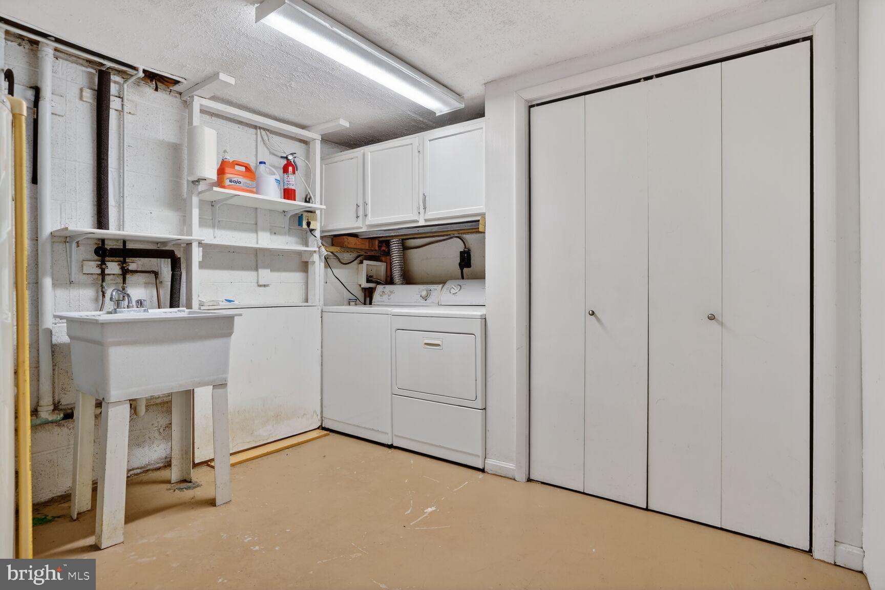 HERITAGE SQUARE - Residential Lease