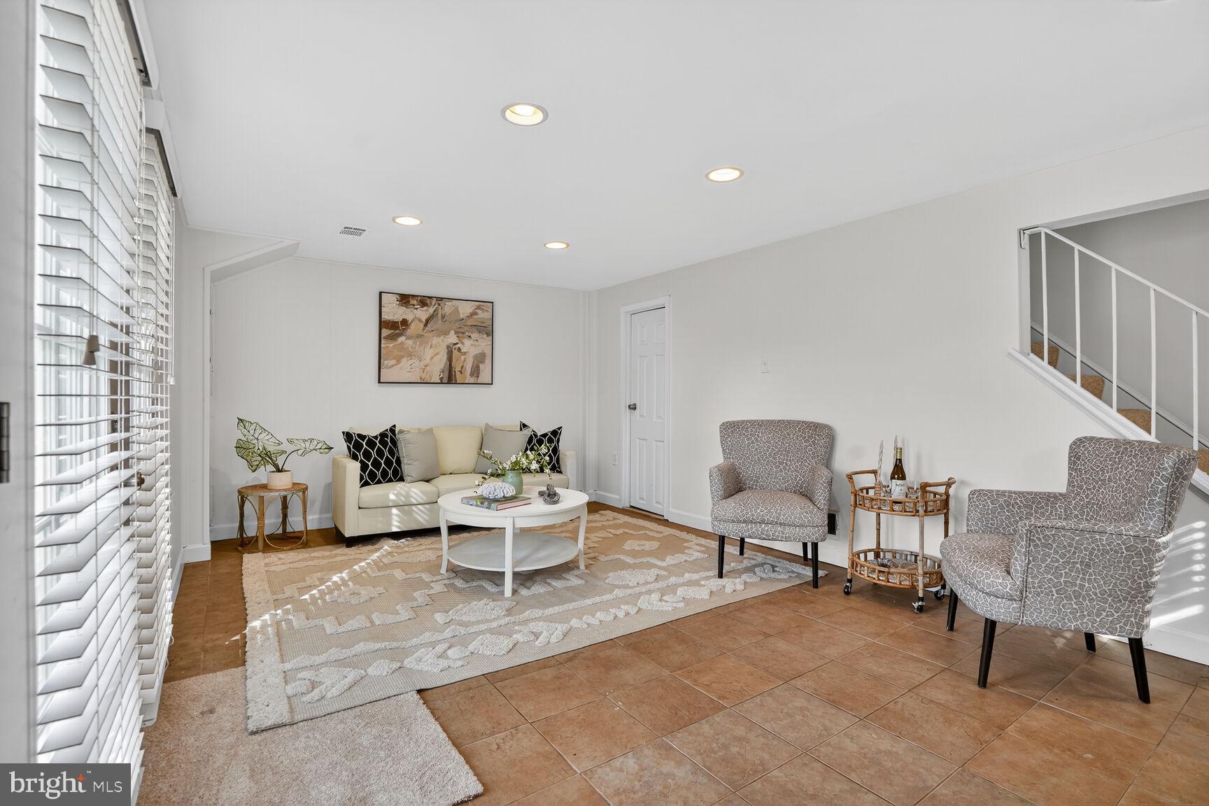 HERITAGE SQUARE - Residential Lease