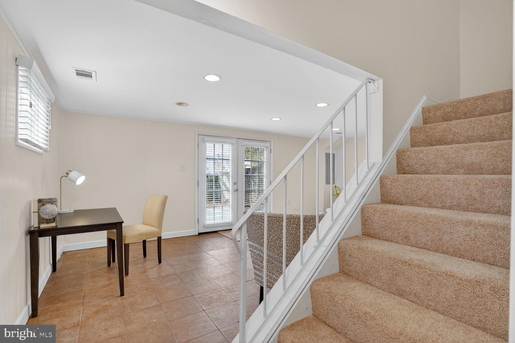 HERITAGE SQUARE - Residential Lease