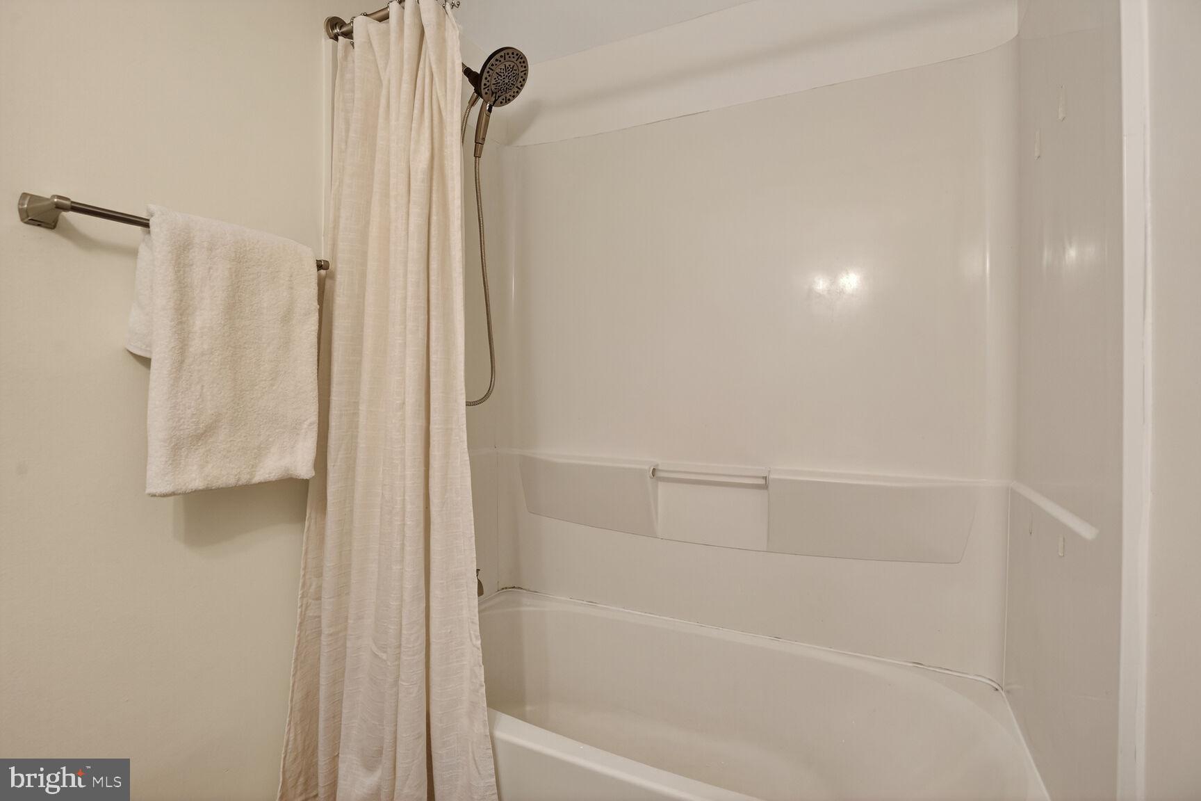 HERITAGE SQUARE - Residential Lease