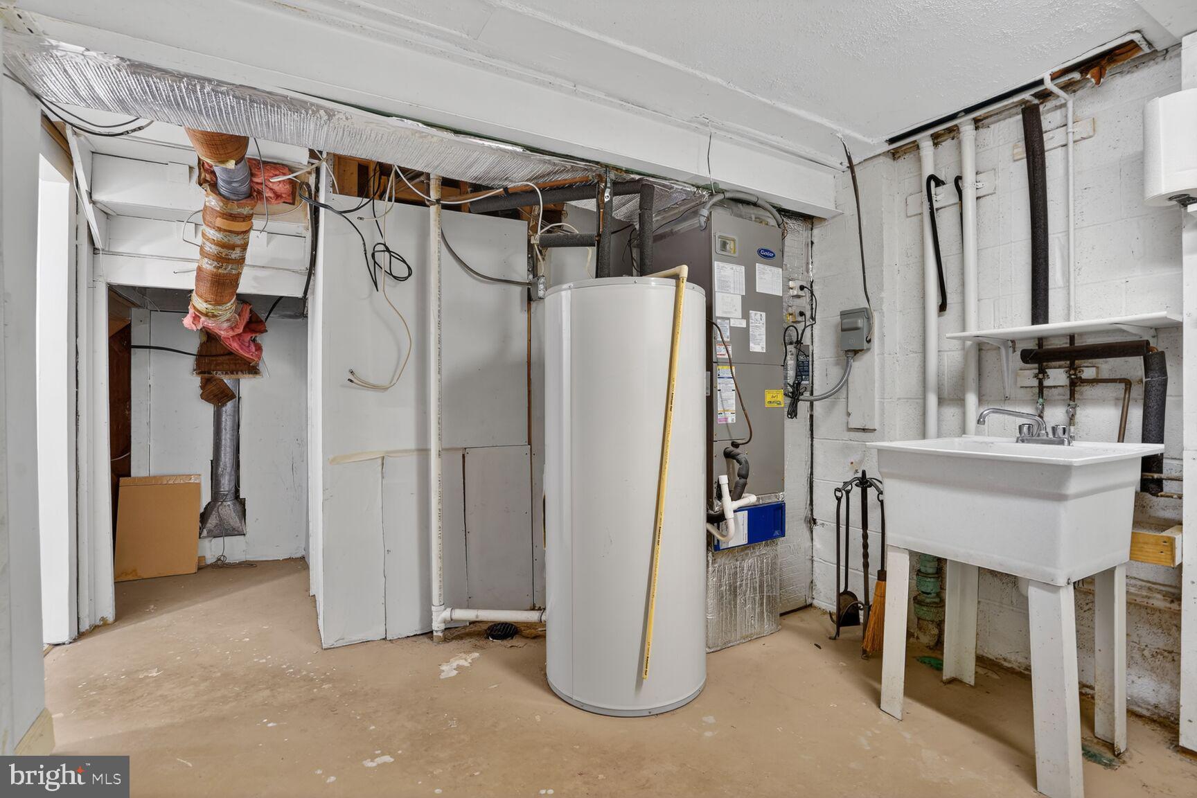 HERITAGE SQUARE - Residential Lease