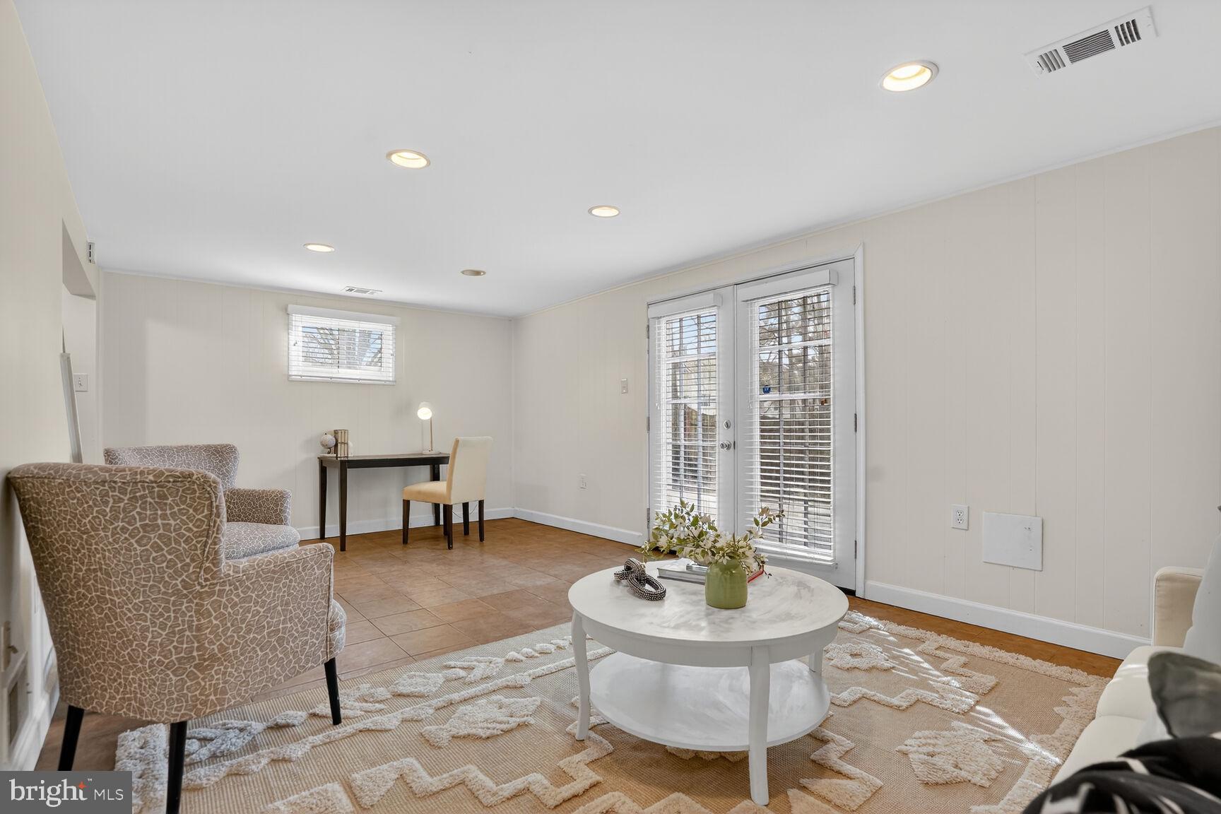 HERITAGE SQUARE - Residential Lease