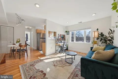 MLS: DCDC2192118