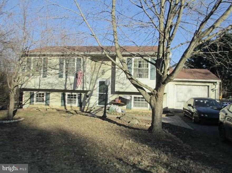 This cozy home in the neighborhood of Green Hills is located in an expansive private wooded lot approximately 0.27 acre and in close proximity to Damadcus Recreational Park.  Home features an open floor plan, a large living, nice size kitchen, spacious bedrooms and fully finished basement with plenty of living space.