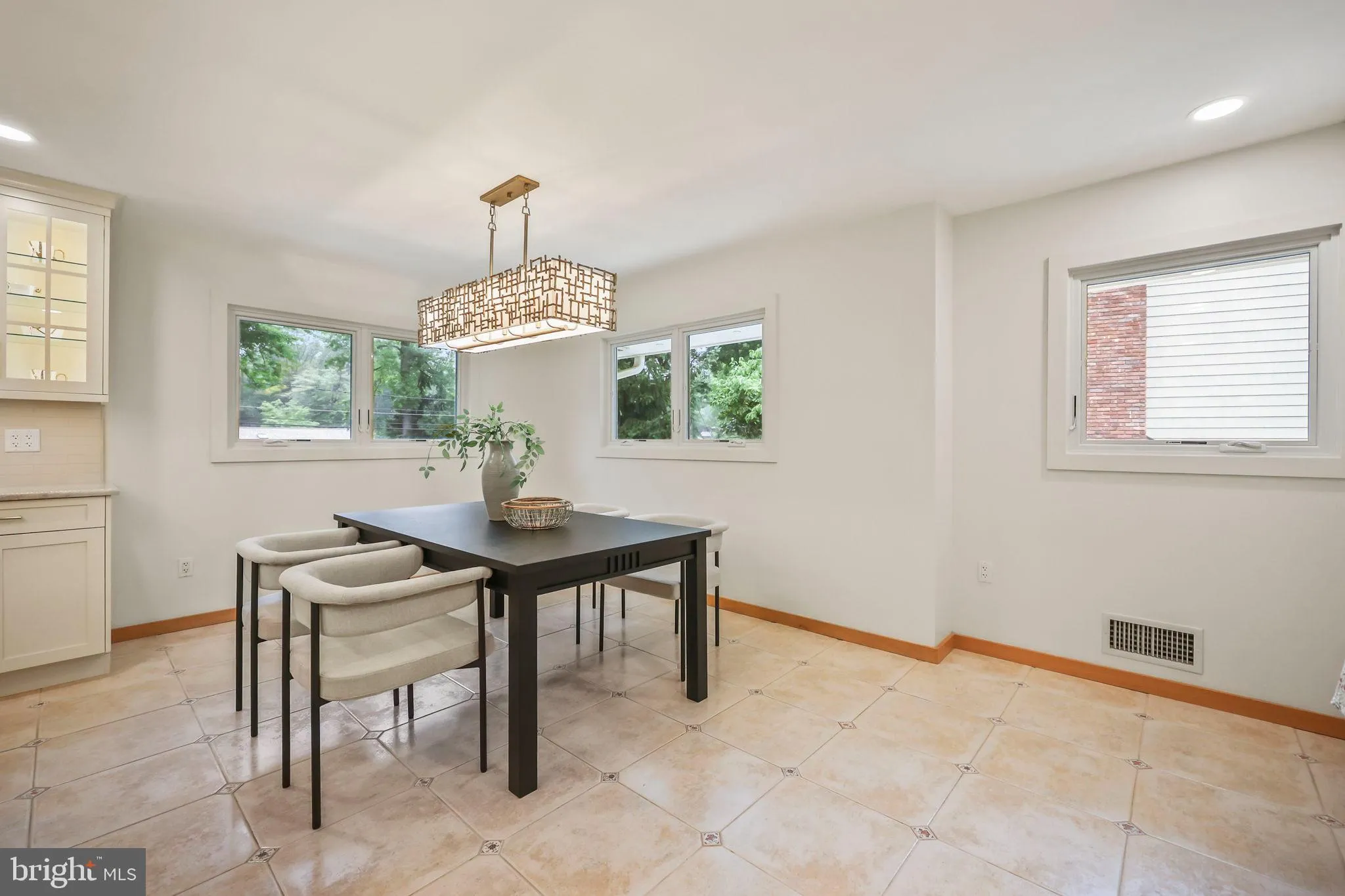 Edison, New Jersey 08820, United States, 6 Bedrooms Bedrooms, ,5 BathroomsBathrooms,Residential,Active,199081