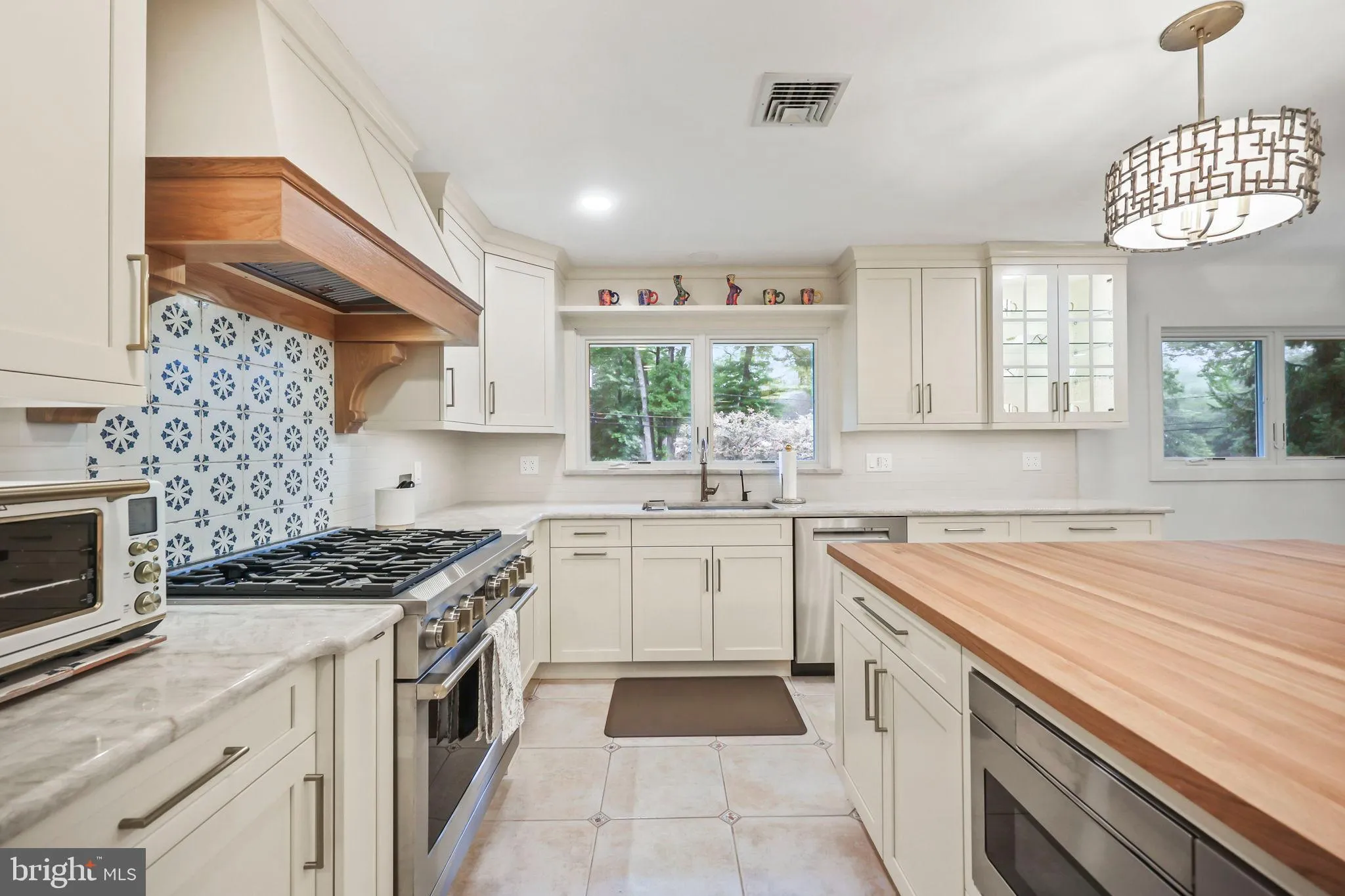 Edison, New Jersey 08820, United States, 6 Bedrooms Bedrooms, ,5 BathroomsBathrooms,Residential,Active,199081