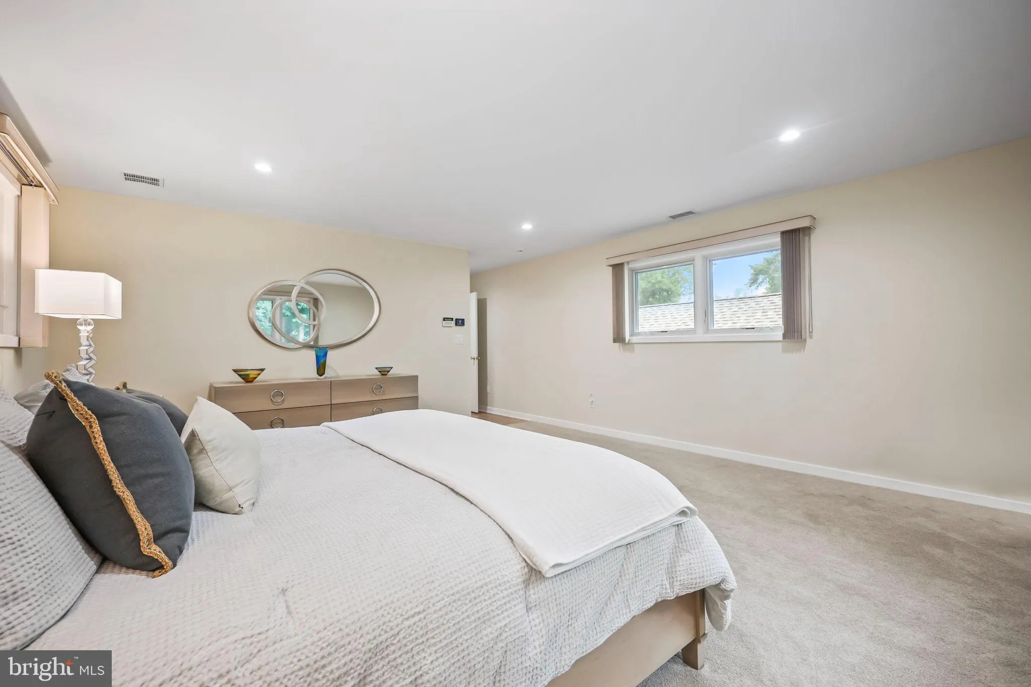 Edison, New Jersey 08820, United States, 6 Bedrooms Bedrooms, ,5 BathroomsBathrooms,Residential,Active,199081