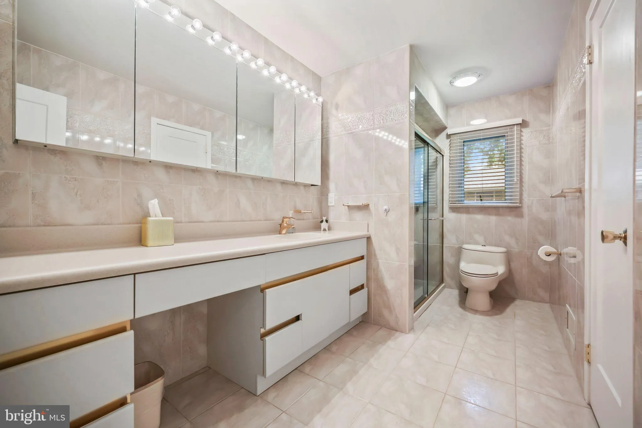 Edison, New Jersey 08820, United States, 6 Bedrooms Bedrooms, ,5 BathroomsBathrooms,Residential,Active,199081