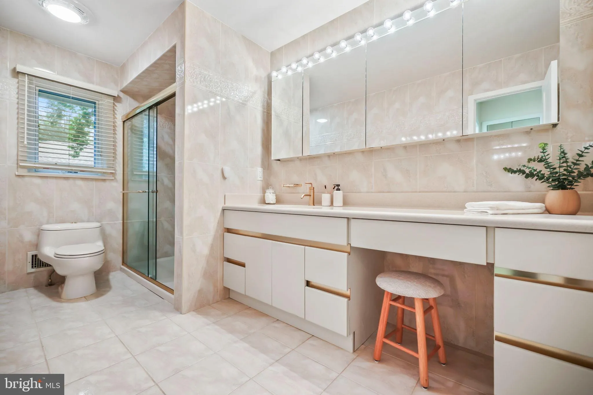 Edison, New Jersey 08820, United States, 6 Bedrooms Bedrooms, ,5 BathroomsBathrooms,Residential,Active,199081