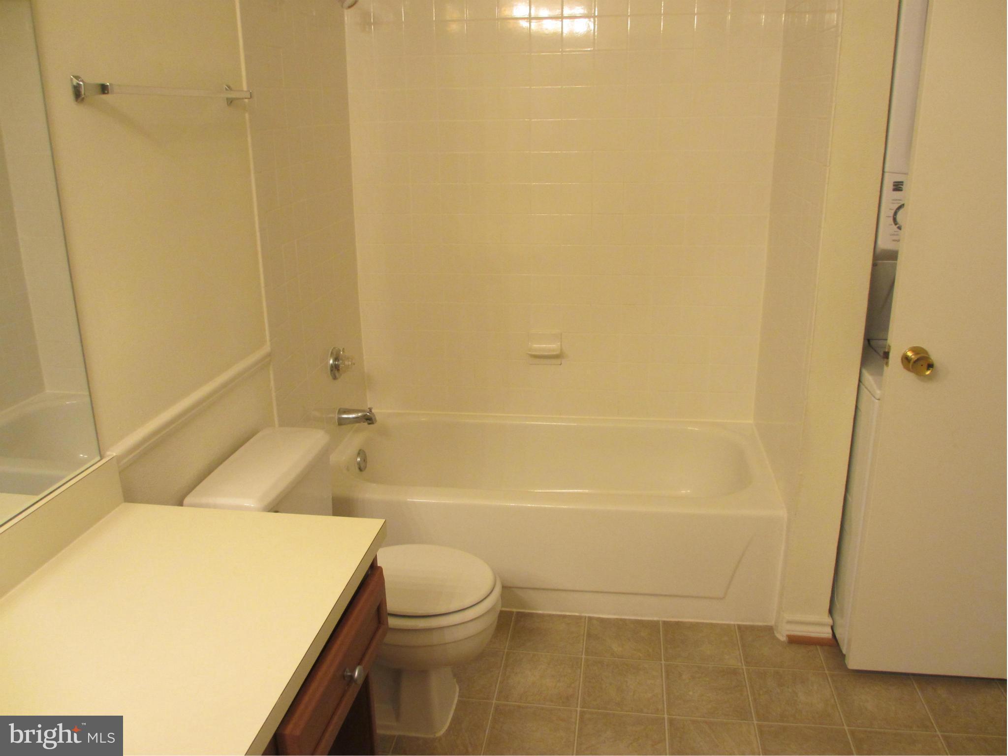 PENDERBROOK SQUARE CONDOMINIUMS - Residential Lease