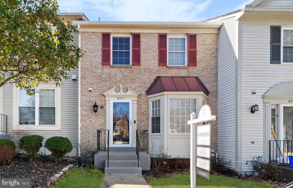 For Rent in Clifton Townes – Beautiful Townhome in Centreville
Welcome to this stylish and well-maintained 3-bedroom, 3.5-bath townhome in one of Centreville’s most popular communities!
The main level features hardwood floors, fresh Sherwin-Williams paint, recessed lighting, and a large bay window that brings in tons of natural light. The kitchen includes shaker cabinets, stainless steel appliances, a modern backsplash, and space for dining.
All bathrooms have been updated with new vanities, lighting, fixtures, and stylish tile. The fully finished walkout basement has a cozy fireplace, full bathroom, and extra storage—great for a rec room, guest area, or home office.
Enjoy outdoor living with a brand-new Trex deck, new fence, and paved backyard—perfect for relaxing with low maintenance.
Ample visitor parking nearby. This home is clean, updated, and move-in ready.
Now available for rent – don’t miss out!