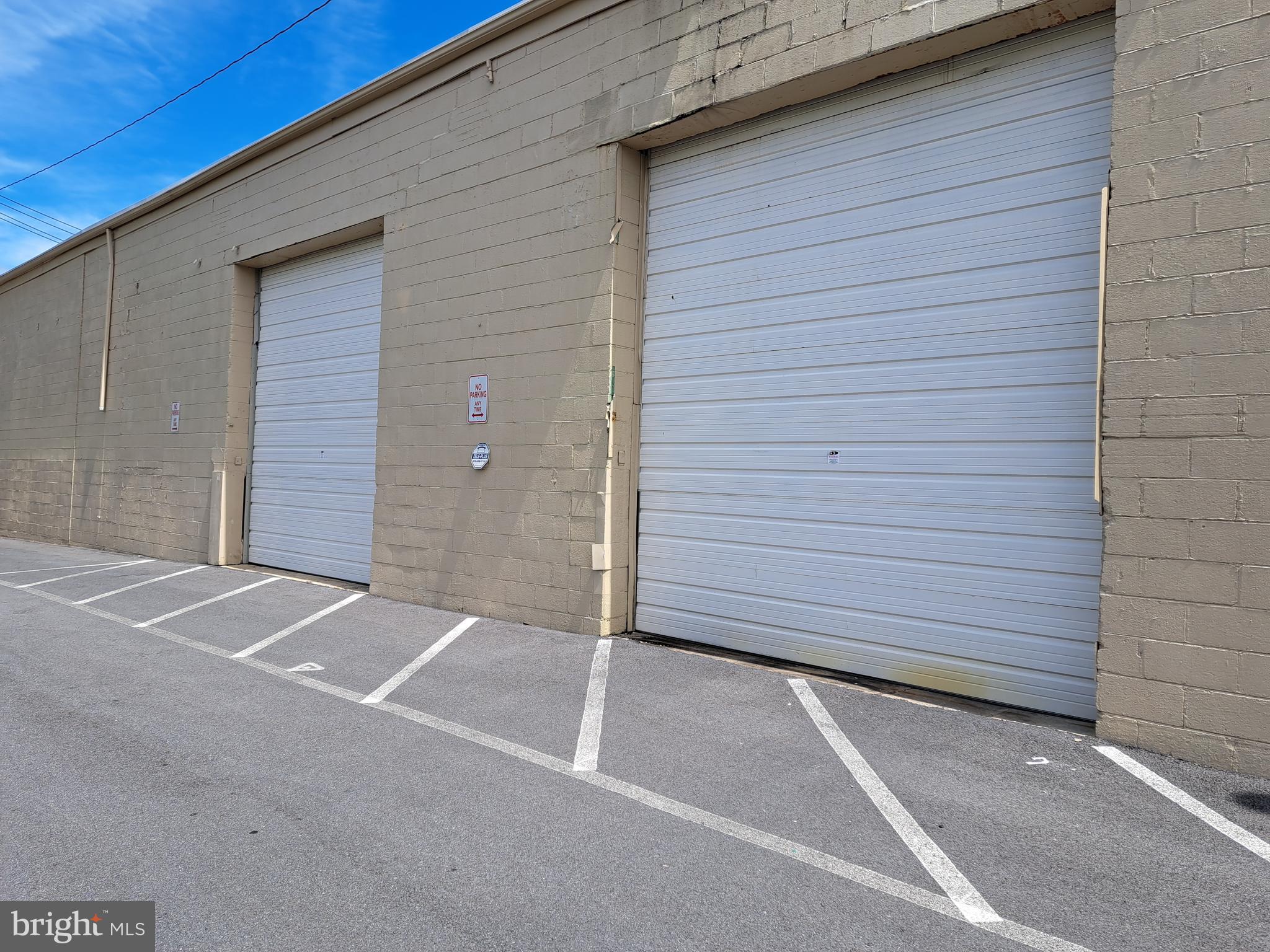 Pricing: NegotiableÂ
Offered for lease is an expansive 11,674 square feet warehouse space, exclusively for storage purposes. This warehouse incorporates three rooms and features two internal loading docks, one measuring 23 feet and the other 42 feet, facilitating seamless logistics operations. Limited parking is available in front of the unit. Please note, there is no water or air conditioning within the space. Conveniently located close to downtown Frederick, this warehouse presents an excellent opportunity for businesses in need of storage facilities. Pricing is negotiable, making it flexible to meet your budgetary requirements. Contact us now to discuss terms and seize this leasing opportunity.