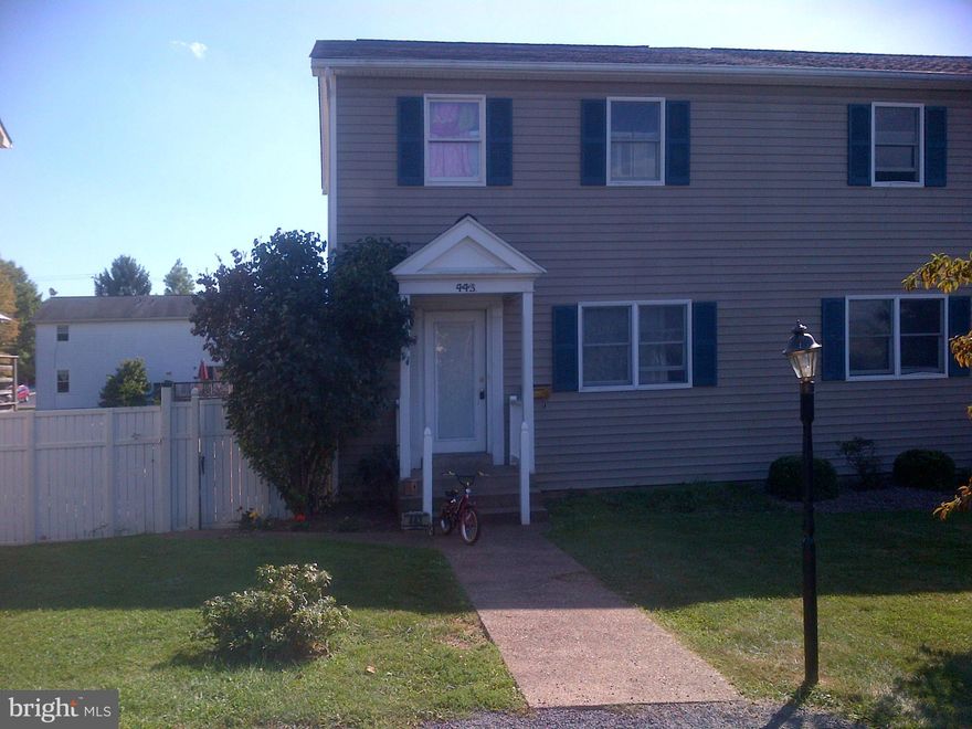 Well maintained 3-lvl end TH/Duplex. Only unit with screened porch off dining room/kitchen. Skylight upper level stairwell. Quiet area convenient to downtown and JMU. 13-SEER heat pump '07, roof '04. Lower level used as bedroom in-law suite Hardwood floors main and upper level. Upper master BR carpeted. Large fenced in yard backs to common area. FHA eligible. Smithfield ES, Skyline MS