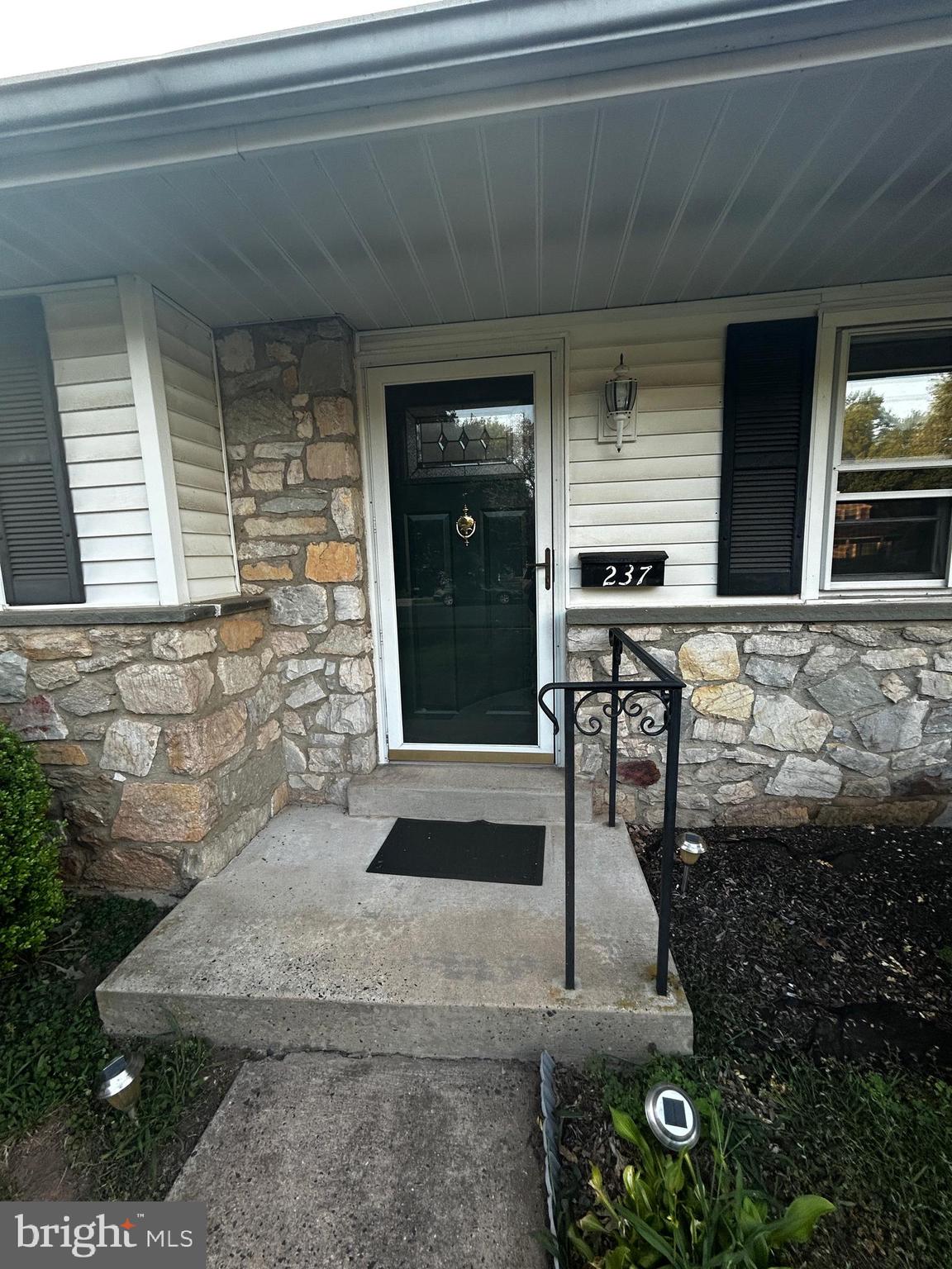 237 WOODLAWN DRIVE