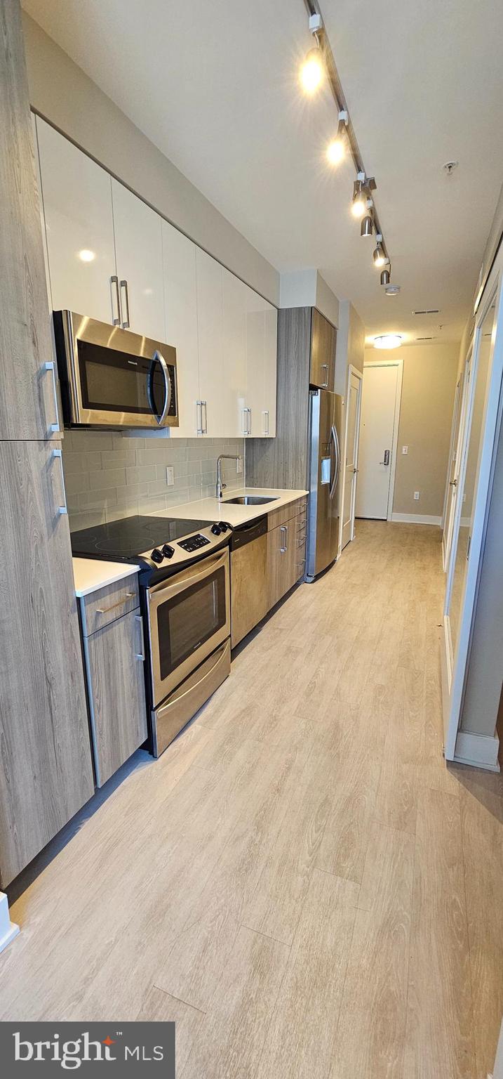 145 RIVERHAVEN DRIVE 422