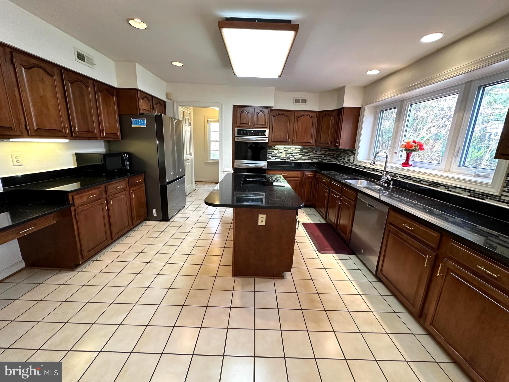 WILLIAMSBURG GARDENS - Residential Lease